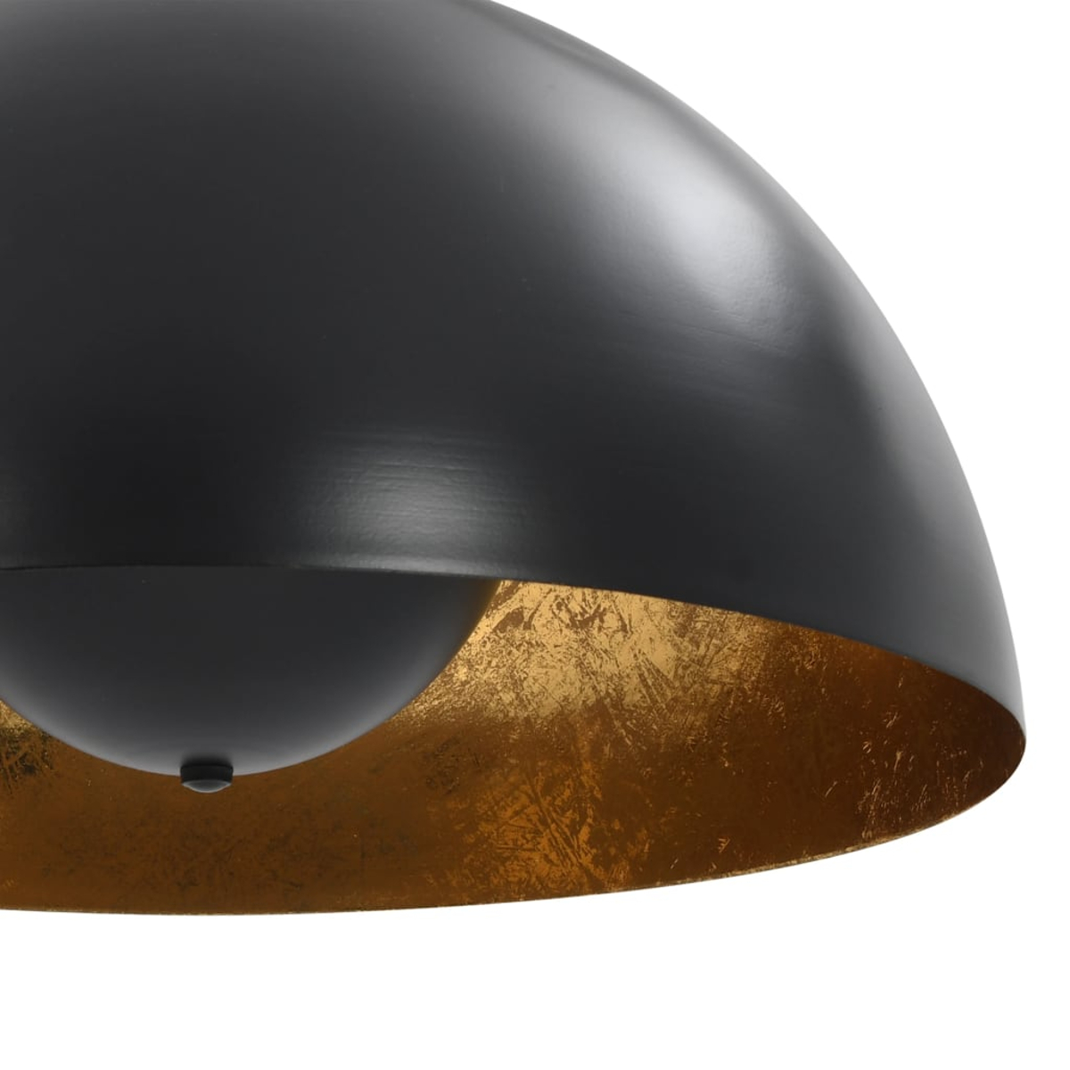 Nahaufnahme einer schwarzen, kuppelförmigen Pendelleuchte mit goldenem Innenraum. Das Licht hängt vor weißem Hintergrund.