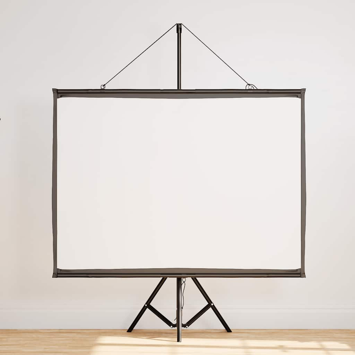 Eine weiße Projektorleinwand auf einem schwarzen Ständer. Der Hintergrund ist eine weiße Wand und ein Holzboden. Sonnenlicht ist sichtbar.