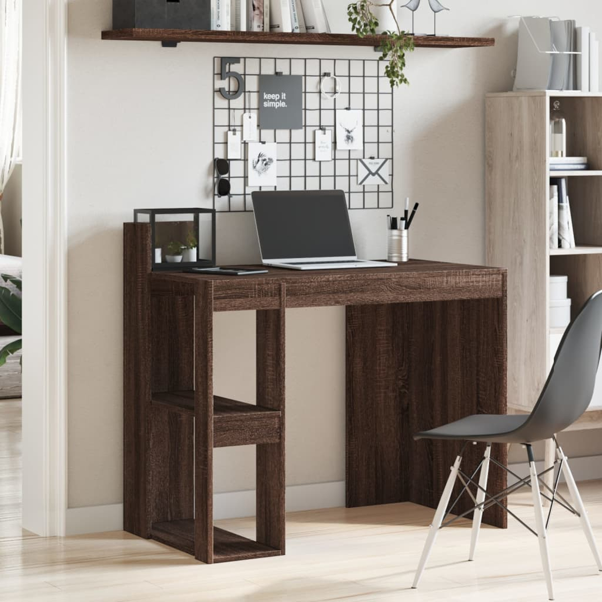 Ein moderner Arbeitsplatz mit einem Holzschreibtisch, einem Laptop und einem Stuhl. Ein Gitter mit Notizen hängt an der Wand. Regale und ein Bücherregal sind sichtbar.