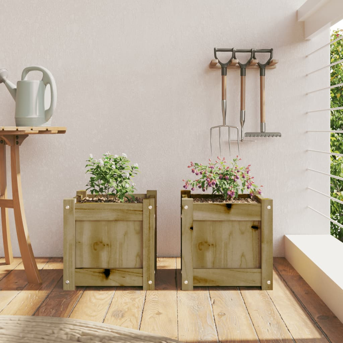 Zwei hölzerne Pflanzkästen mit blühenden Pflanzen auf einer Holzterrasse. Gartengeräte hängen an der Wand. Eine Gießkanne steht auf einem kleinen Tisch.
