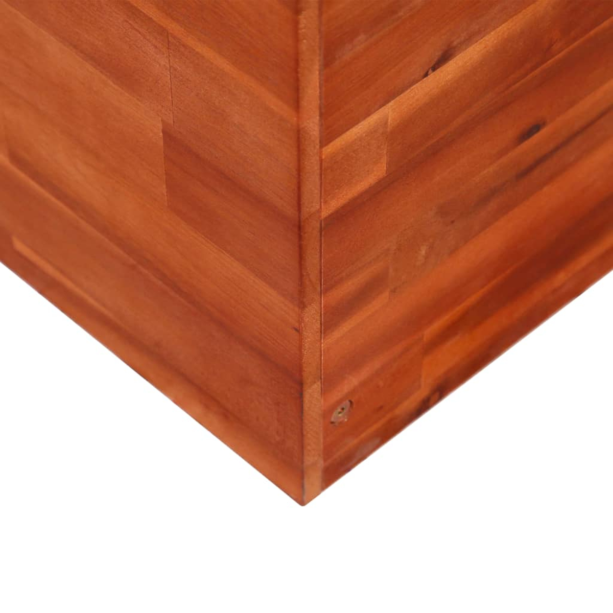 Nahaufnahme einer Holzecke. Das Holz hat einen rotbraunen Farbton mit sichtbarer Maserung und Nähten. Der Hintergrund ist weiß.