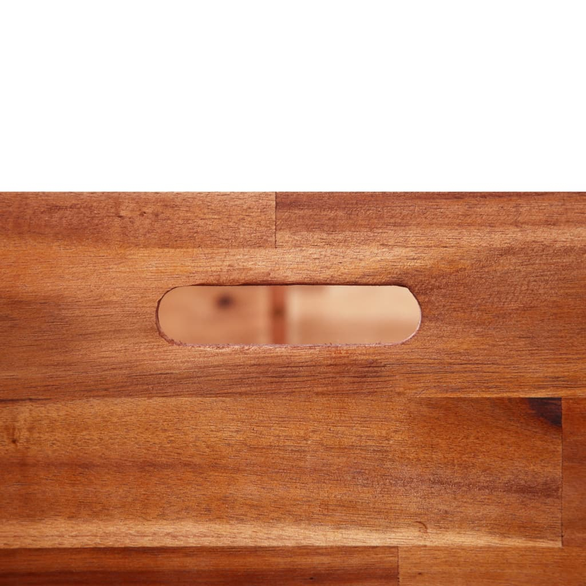 Nahaufnahme eines Holztabletts mit einem ausgeschnittenen Griff. Die Holzmaserung ist sichtbar. Weißer Hintergrund. Der Griff zeigt einen verschwommenen Hintergrund.