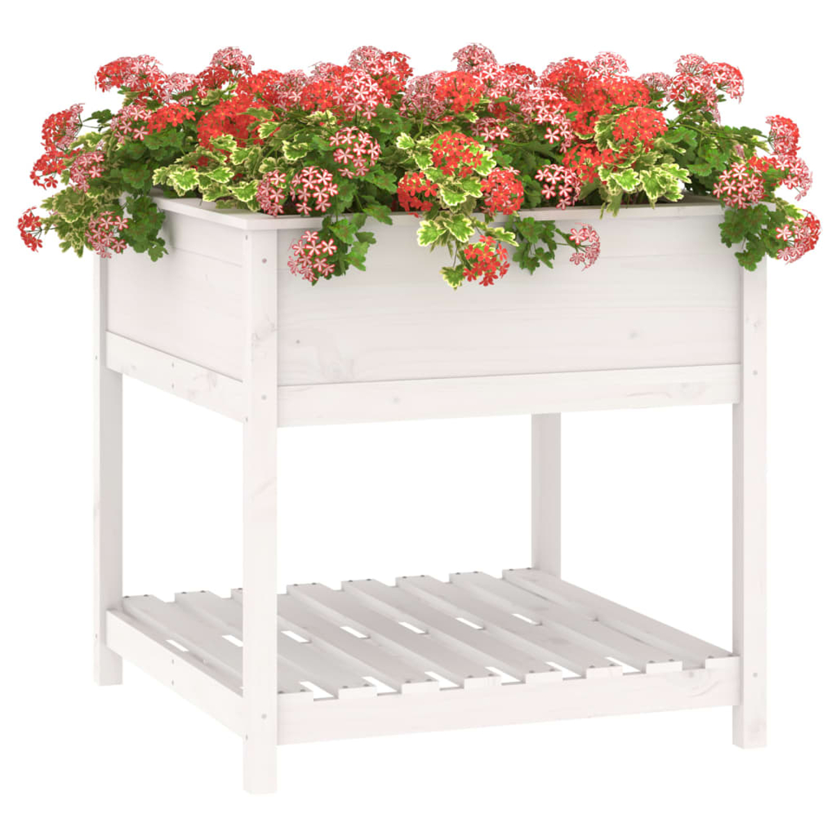 Ein weißer Holzblumenkasten mit roten und grünen Blumen steht auf einem passenden Ständer mit einem Lattenregal.