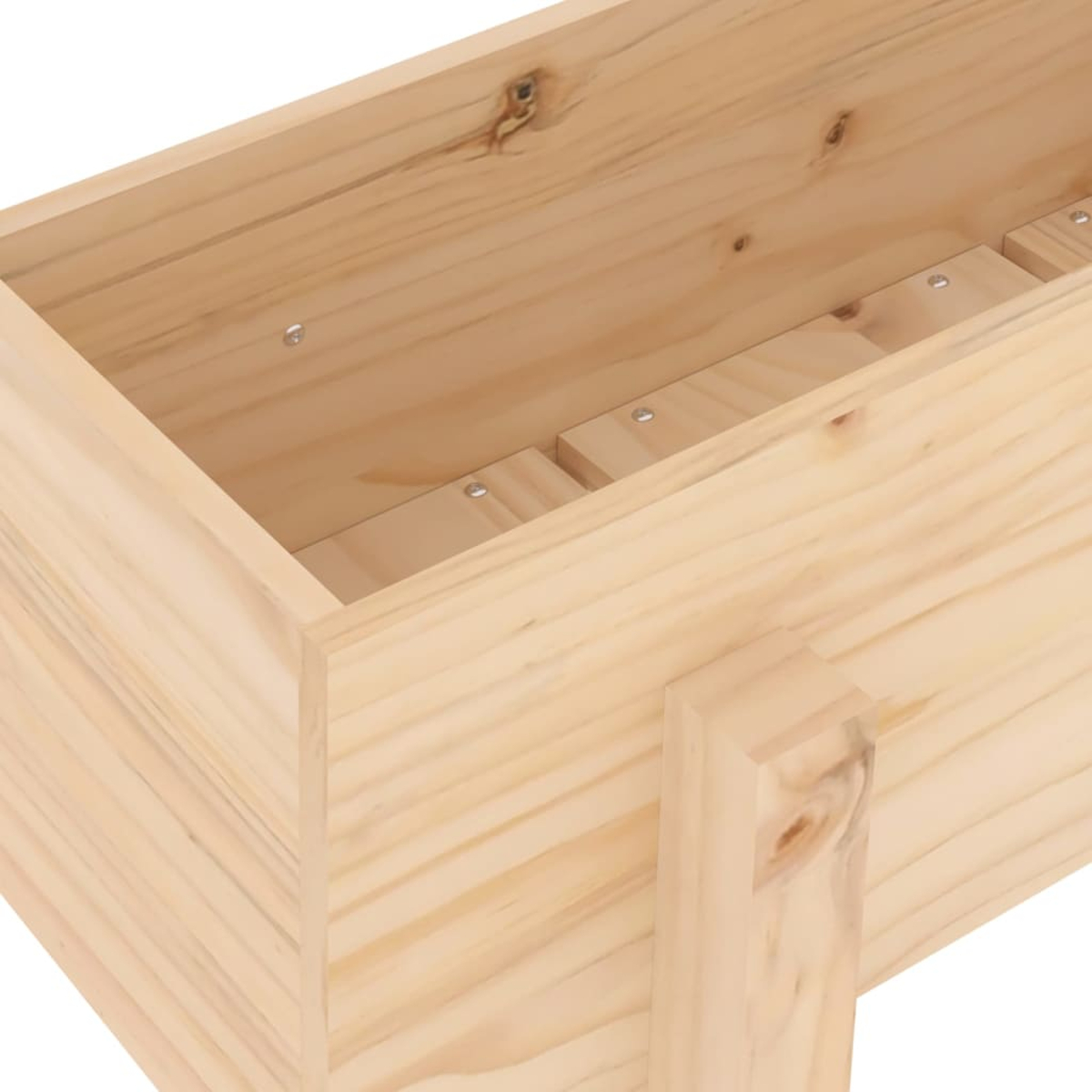 Nahaufnahme eines Holzpflanzkastens mit sichtbarer Holzmaserung und Metallbefestigungen. Die Kiste ist hellbraun und teilweise montiert.
