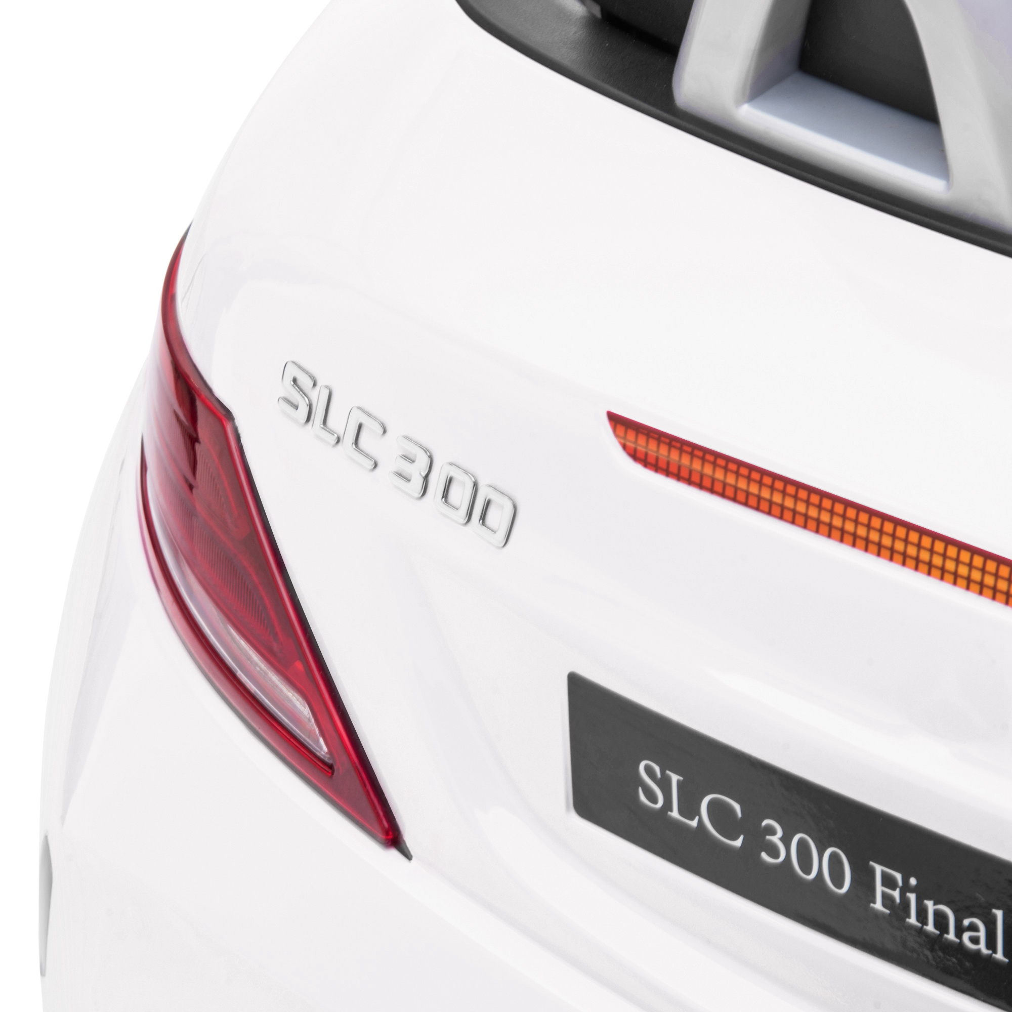 Primo piano della parte posteriore di un'auto bianca. Il testo "SLC 300 Final" è visibile, insieme a un fanale posteriore rosso.