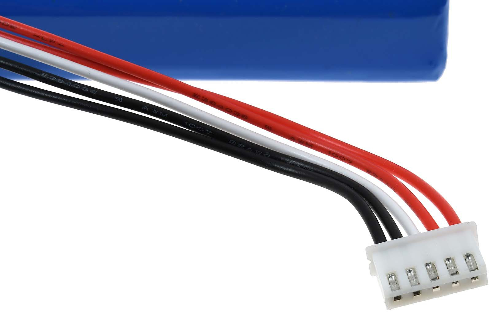 Nahaufnahme von Drähten mit einem Stecker. Schwarze, weiße und rote Drähte sind sichtbar. Im Hintergrund befindet sich ein blaues Objekt.
