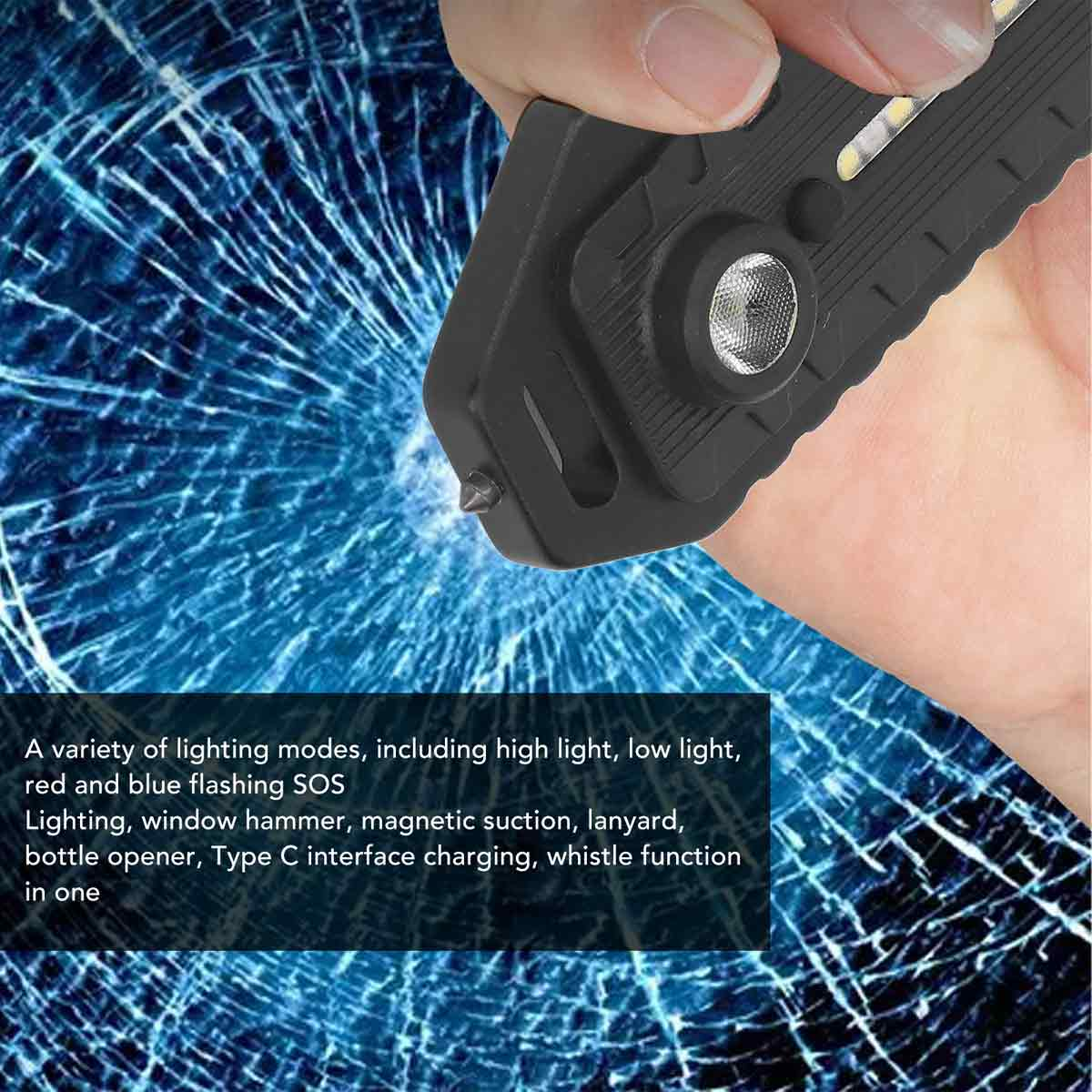 Ein schwarzes Multitool wird über einer blauen, zerbrochenen Oberfläche gehalten. Es verfügt über Licht, Fensterbrecher und andere Funktionen.