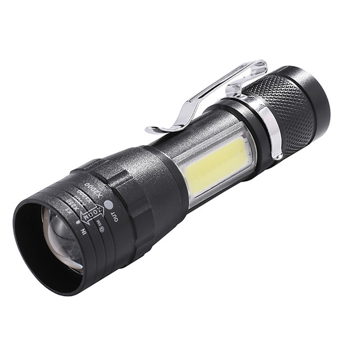 Eine schwarz-silberne Taschenlampe. Sie hat einen Clip, eine klare Linse und ein hellgelbes Licht. Die Taschenlampe ist auf weißem Hintergrund.