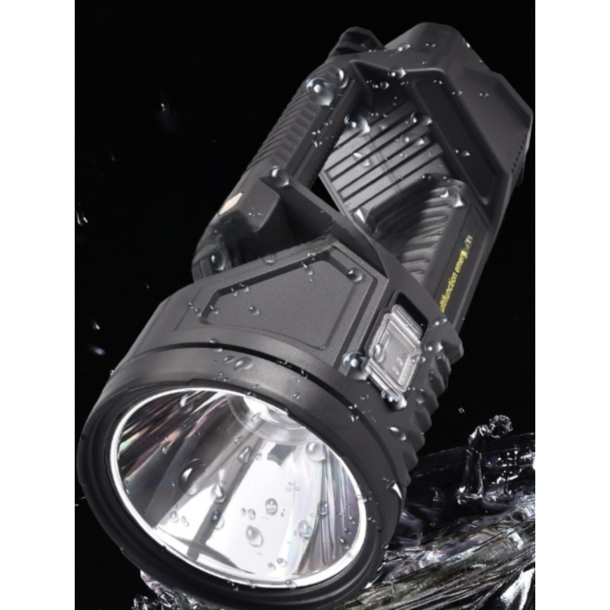 Eine schwarze Taschenlampe mit Wassertropfen. Die Taschenlampe hat eine große Linse und einen strukturierten Körper, vor schwarzem Hintergrund.