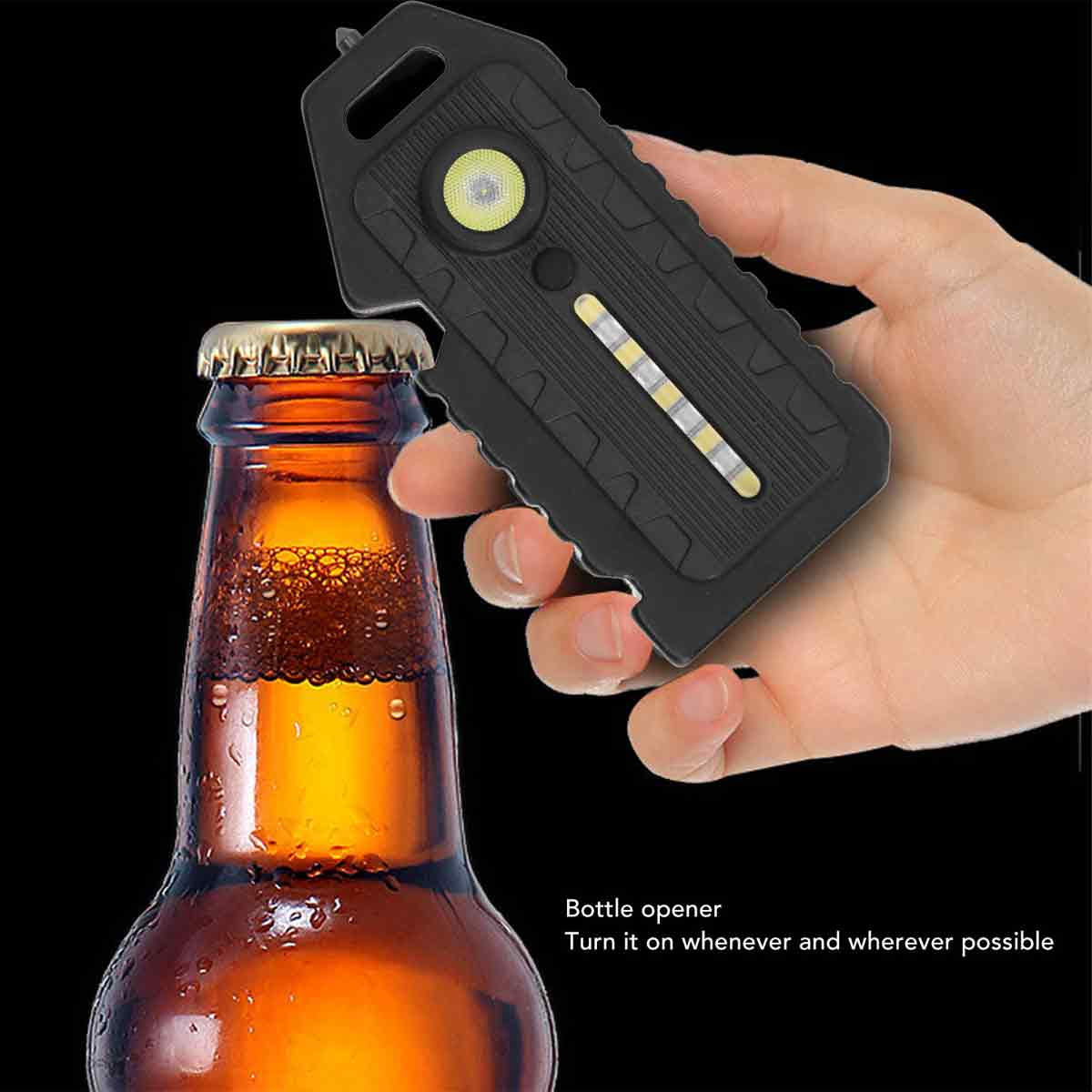 Eine Hand hält ein schwarzes Multitool über einer Bierflasche. Das Werkzeug hat ein Licht und einen Flaschenöffner. Die Flasche ist geöffnet.