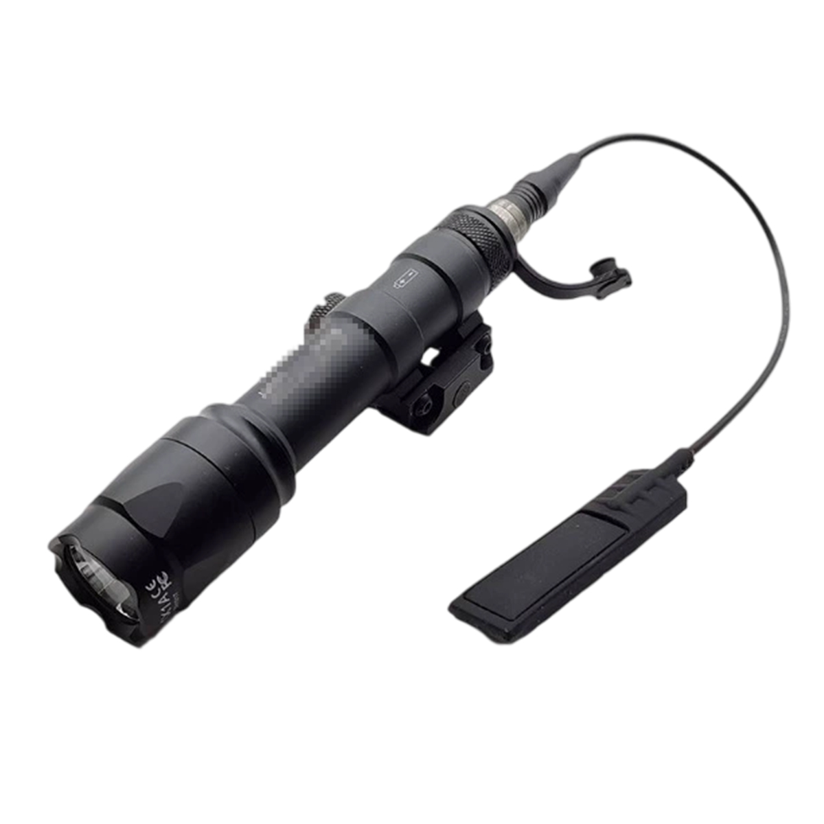 Eine schwarze Taschenlampe mit einem Druckschalter, der über ein Kabel verbunden ist. Die Taschenlampe ist an einer kleinen Halterung befestigt.