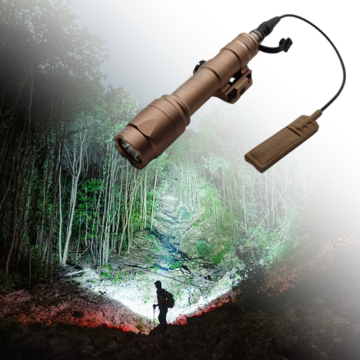 Eine Taschenlampe beleuchtet einen Waldweg. Eine Person wandert. Die Taschenlampe ist hellbraun, mit Fernschalter. Bäume füllen den Hintergrund.