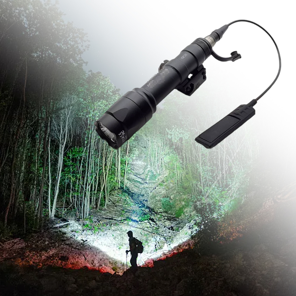 Eine schwarze Taschenlampe beleuchtet einen Waldweg. Eine Person mit Rucksack wandert. Bäume und Laub umgeben den Pfad. Das Licht scheint hell.