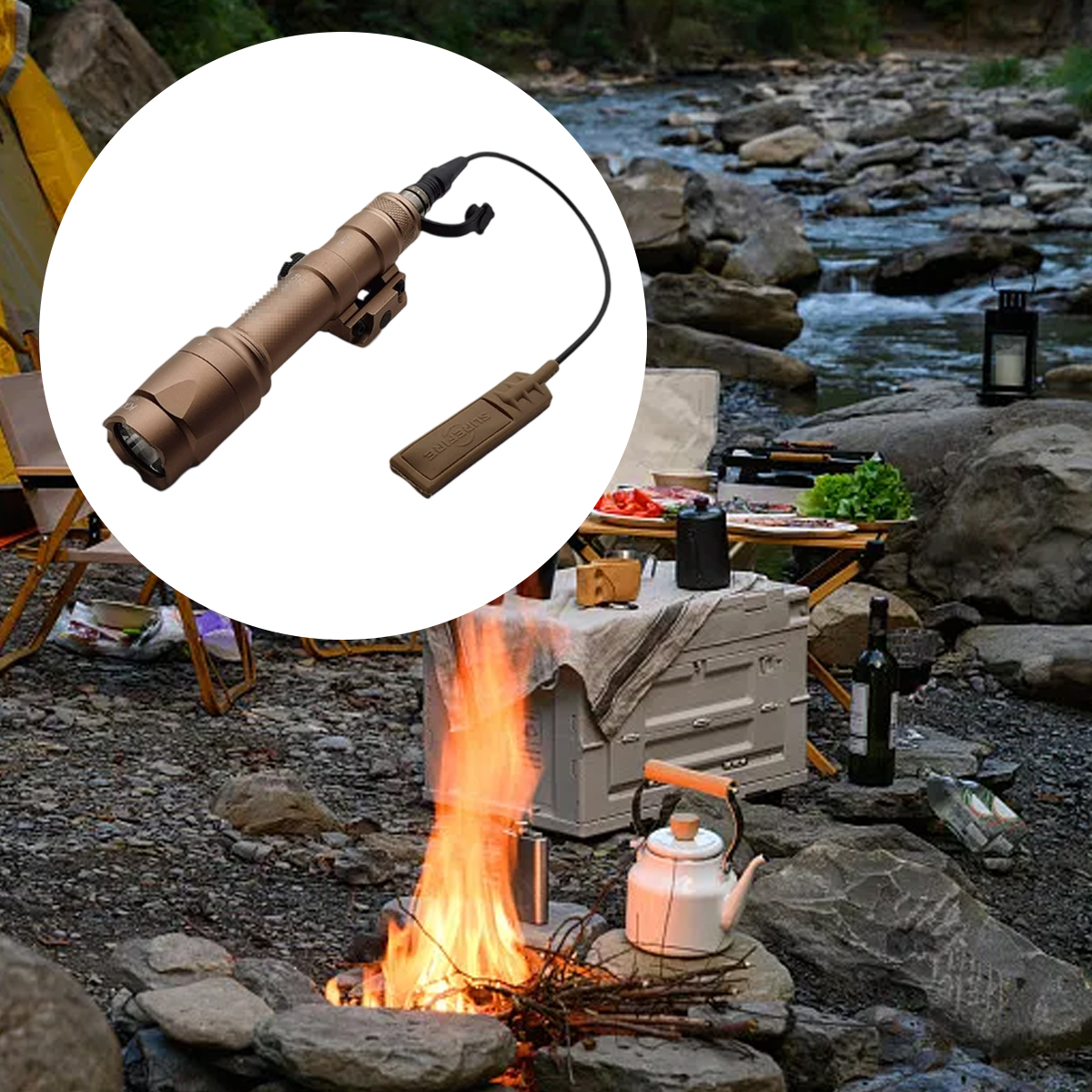 Eine Taschenlampe mit Schalter wird in einer Camping-Szene im Wald präsentiert. Ein Lagerfeuer ist entzündet, im Hintergrund fließt ein Fluss.
