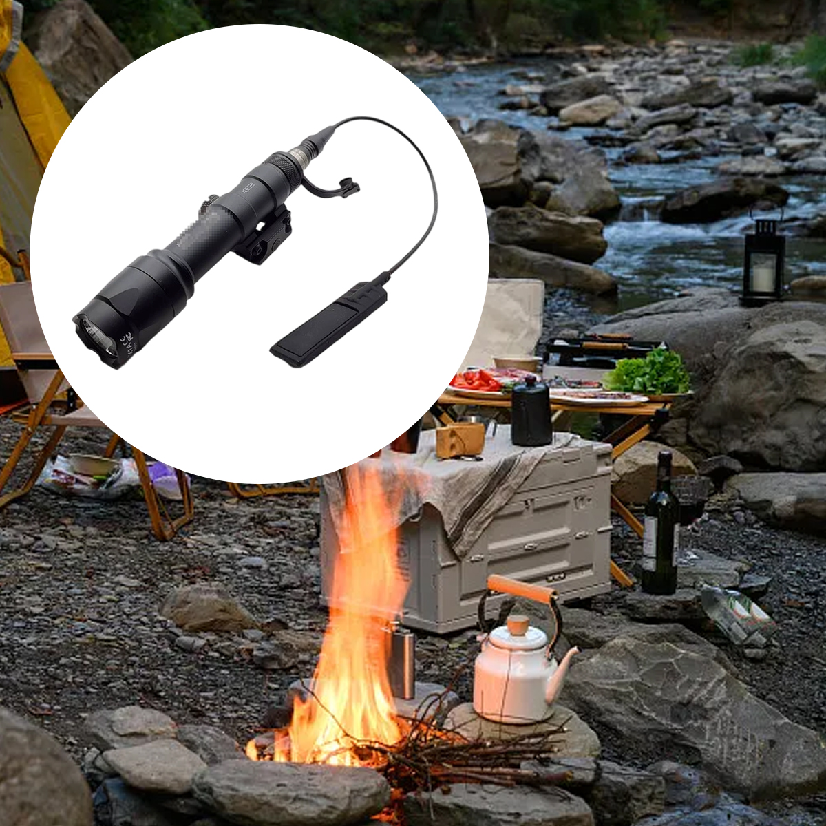 Eine schwarze Taschenlampe mit Fernbedienungskabel. Sie liegt auf einem Felsen mit Feuer. Im Hintergrund ist ein Fluss.