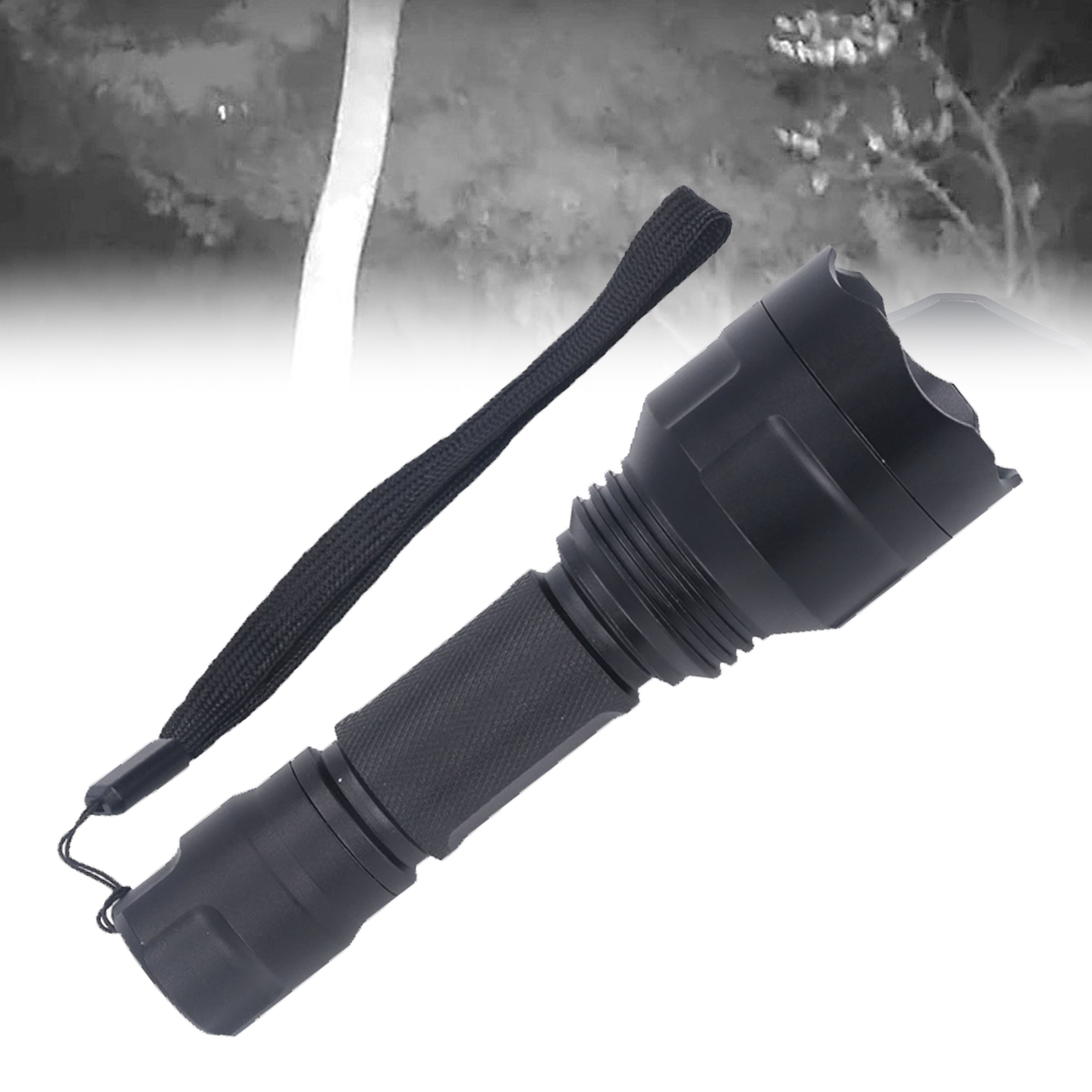 Eine schwarze Taschenlampe mit Handschlaufe wird gezeigt. Der Hintergrund ist unscharf mit einem Baum und Blättern.
