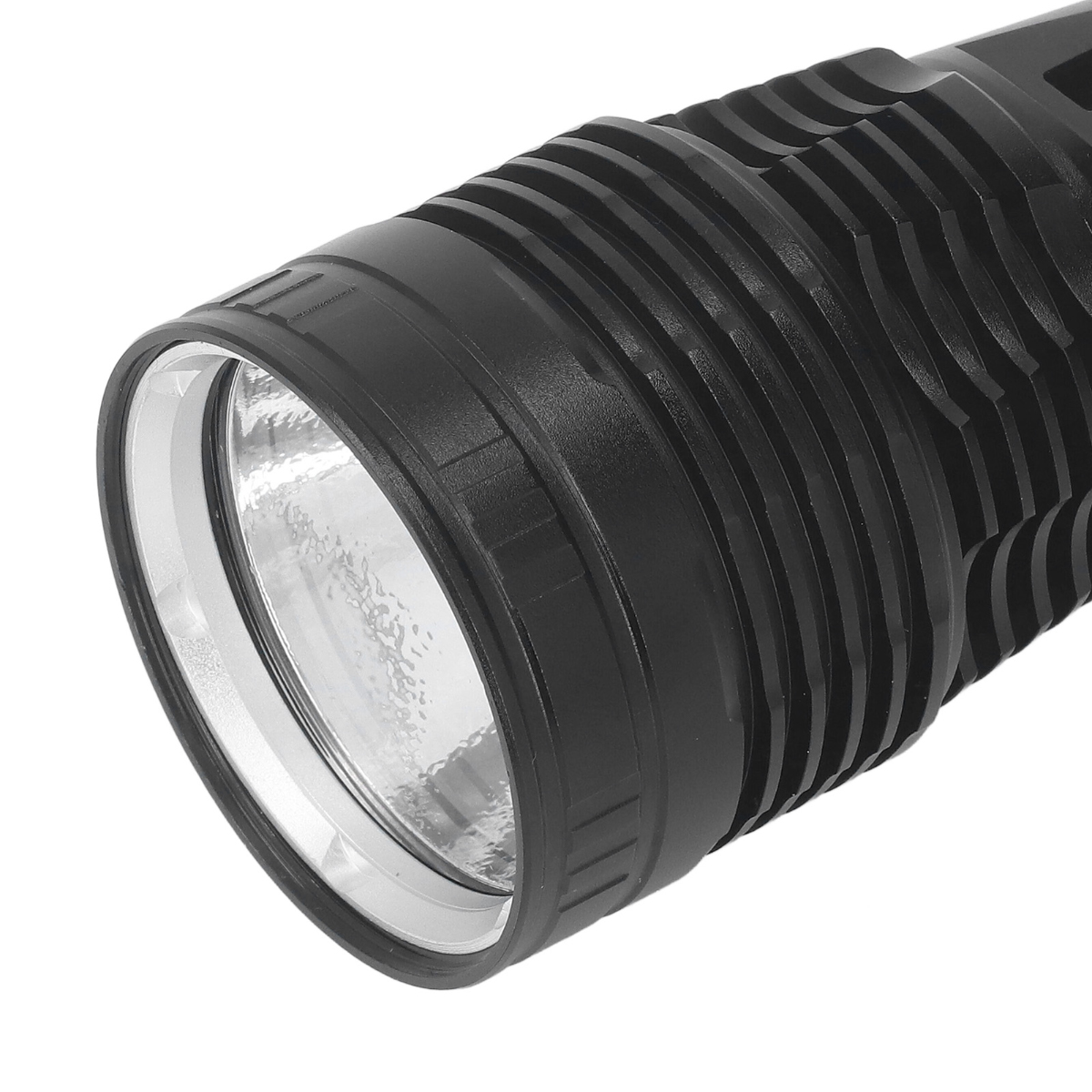 Nahaufnahme einer schwarzen Taschenlampe. Die Linse ist silberfarben und der Körper hat ein geriffeltes Design. Der Hintergrund ist weiß.