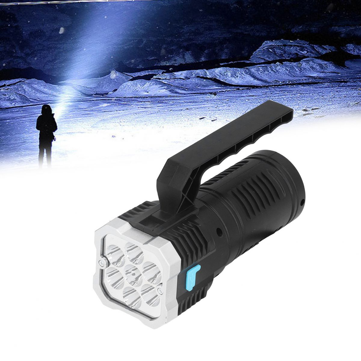 Eine leistungsstarke, schwarze Taschenlampe mit Griff im Vordergrund. Im Hintergrund ist eine Person im Lichtstrahl zu sehen.
