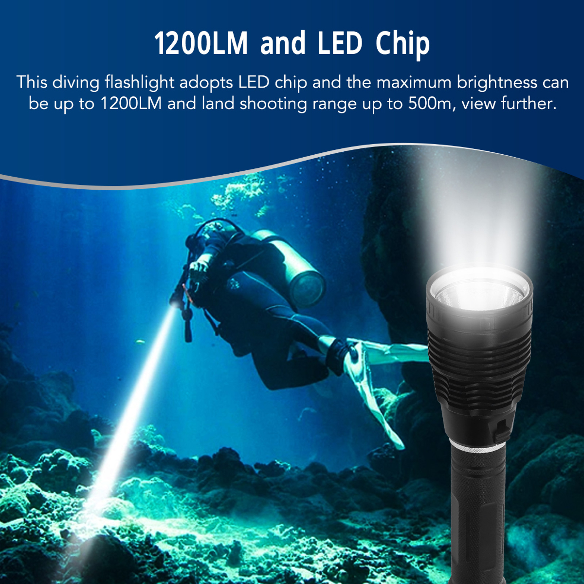 Ein Taucher unter Wasser benutzt eine helle Taschenlampe. Das Bild zeigt eine schwarze Taschenlampe und den Text: 1200LM und LED-Chip.