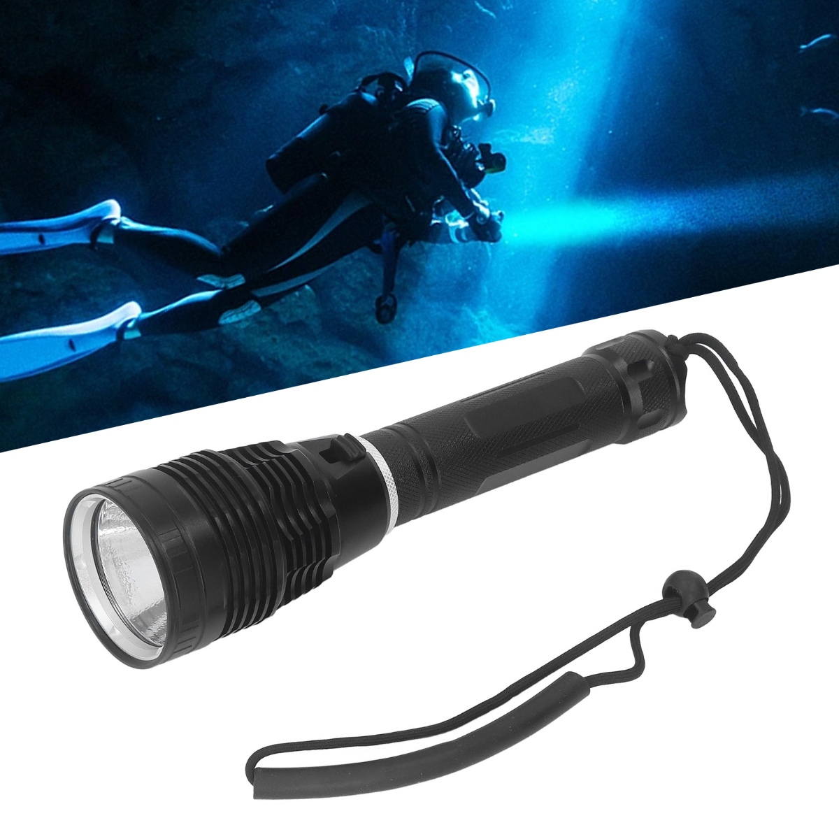 Ein Taucher unter Wasser mit einer Taschenlampe im Vordergrund. Der Taucher ist in dunklem Wasser. Die Taschenlampe ist schwarz mit Handschlaufe.