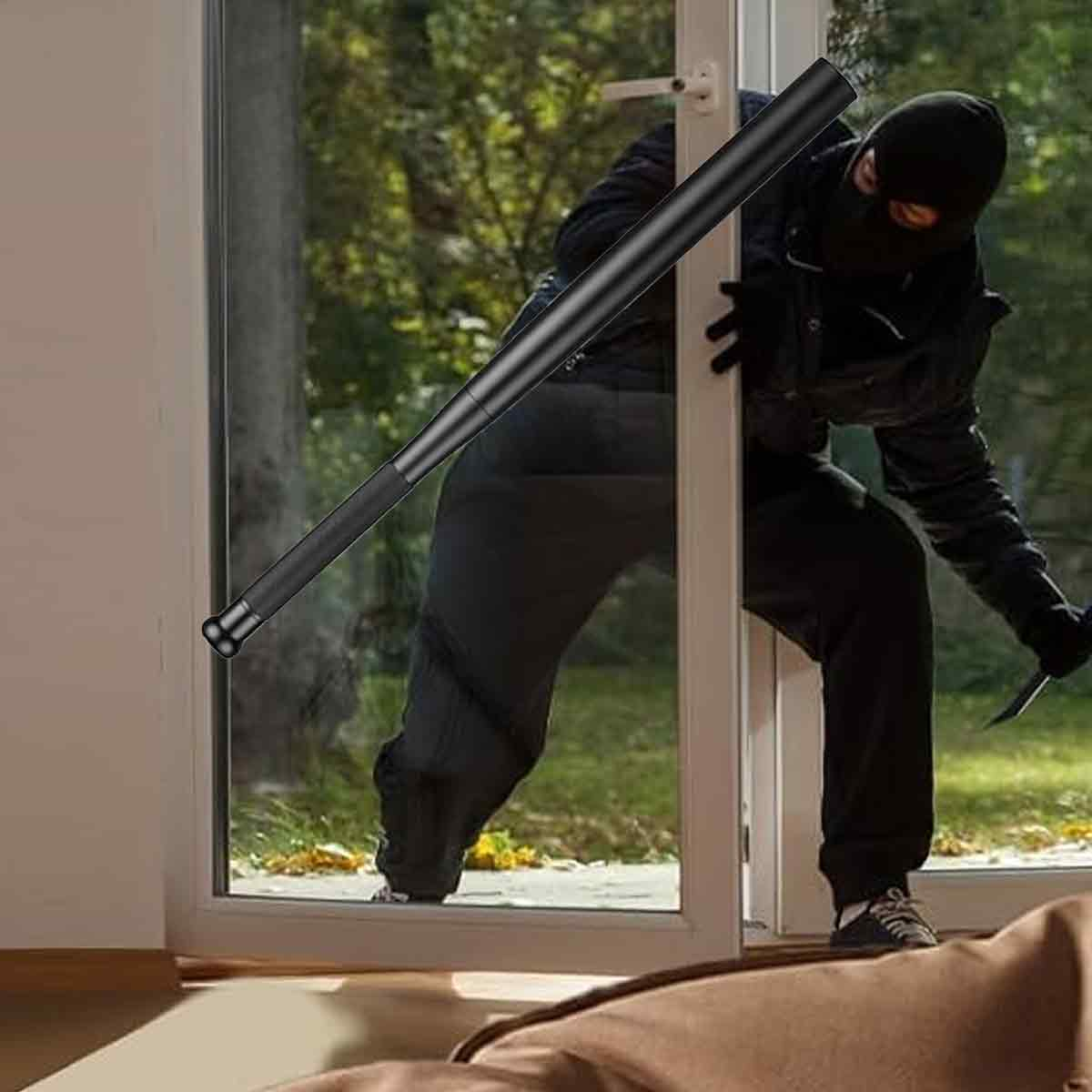 Eine maskierte Person bricht mit einem schwarzen Schlagstock und einem Messer in ein Haus ein. Sie trägt schwarze Kleidung und Turnschuhe.