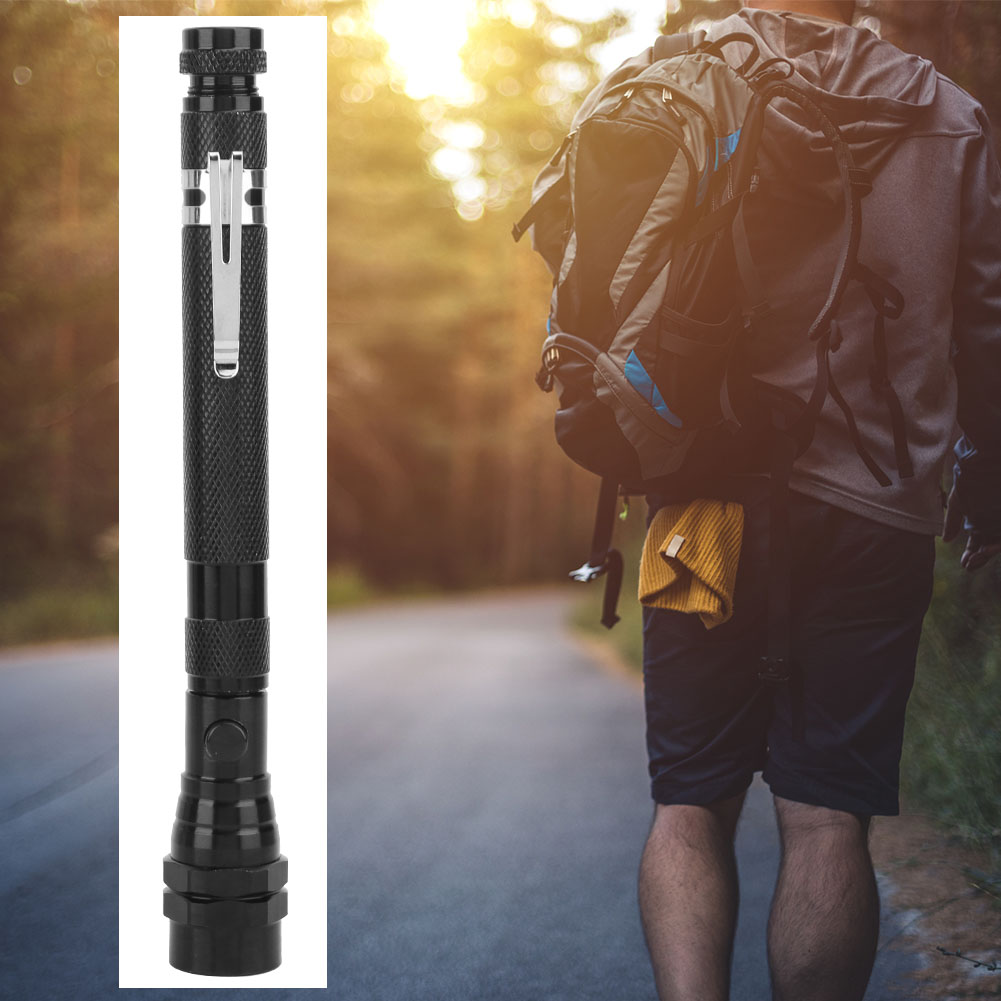 Links eine schwarze Taschenlampe, rechts ein Wanderer, der sich entfernt. Der Wanderer trägt einen Rucksack und Shorts auf einer Straße.
