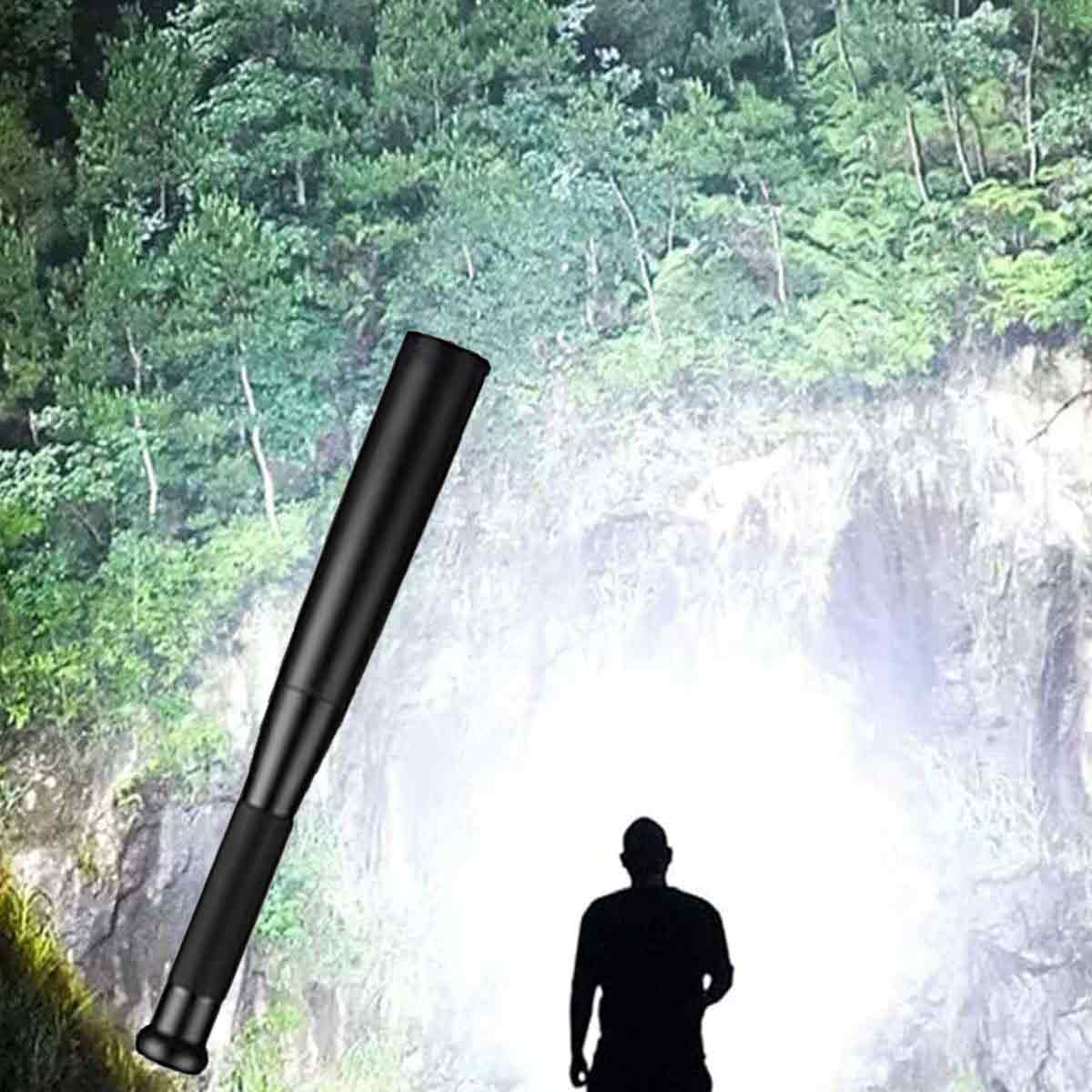 Ein schwarzer Baseballschläger im Vordergrund. Eine Silhouette einer Person steht vor hellem Licht. Bäume sind im Hintergrund zu sehen.