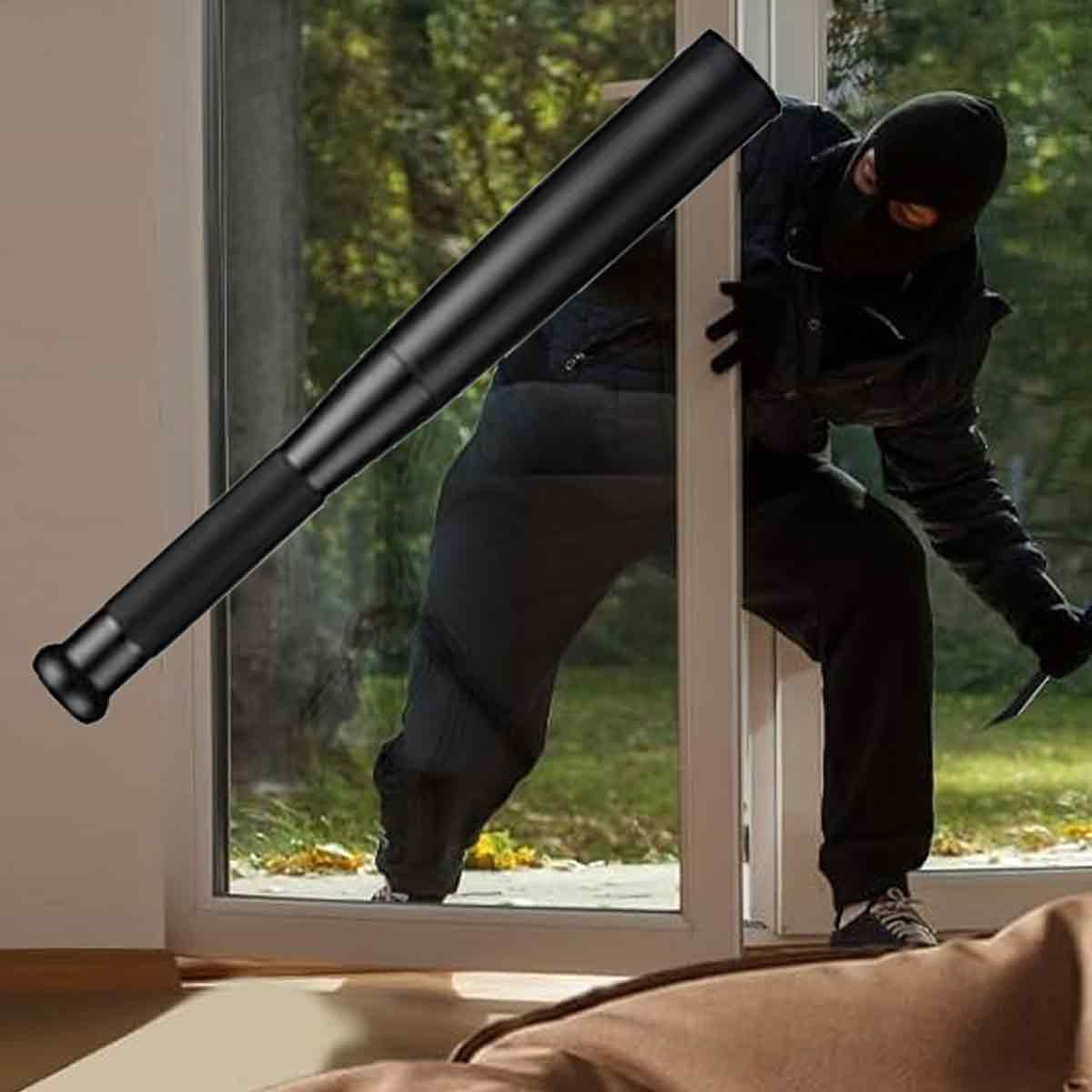 Ein Mann in Schwarz mit Sturmhaube und Messer bricht ein. Ein Baseballschläger ist im Vordergrund. Die Szene ist außerhalb eines Fensters.