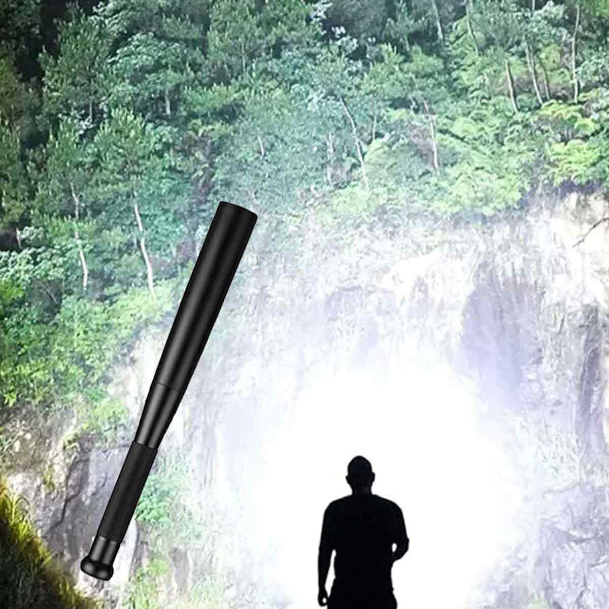 Ein schwarzer Baseballschläger lehnt an einer hellen Lichtquelle, eine Person vor der Silhouette. Bäume sind im Hintergrund zu sehen.