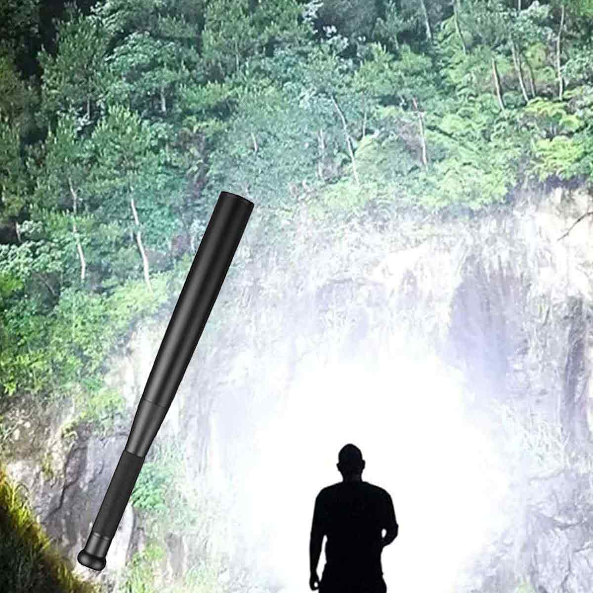 Ein schwarzer Baseballschläger ist über das Bild geneigt. Die Silhouette einer Person steht vor hellem Licht. Bäume sind im Hintergrund.