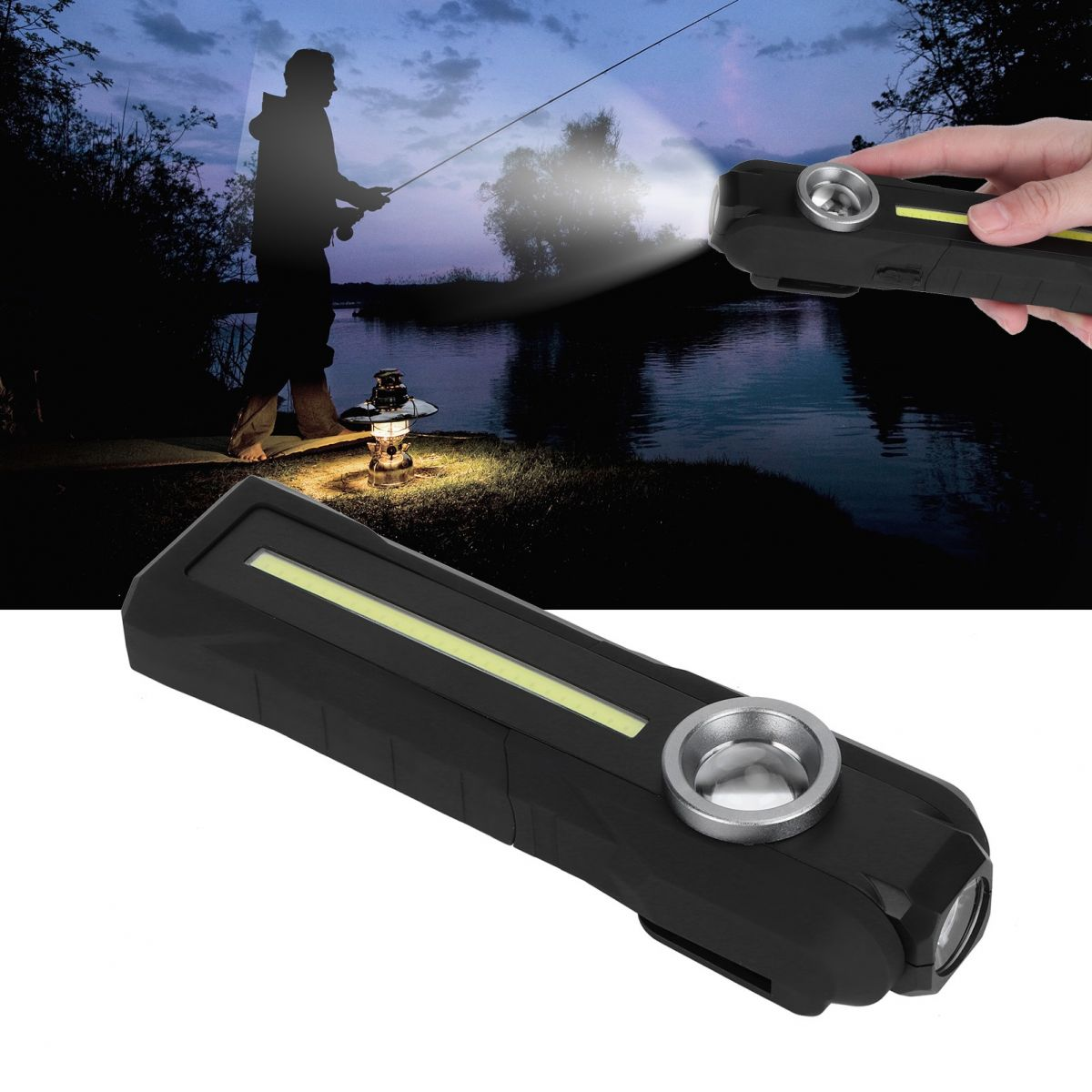 Ein Mann fischt nachts. Ein Licht scheint von einer Taschenlampe, die in der Hand gehalten wird. Eine andere Taschenlampe liegt im Vordergrund.