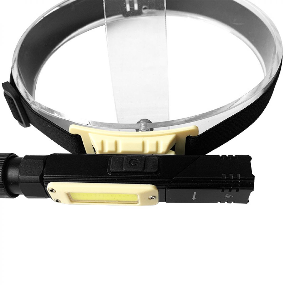 Eine schwarze Stirnlampe mit gelbem Licht. Sie hat ein schwarzes Band und ein klares Plastikteil. Das Licht ist rechteckig.