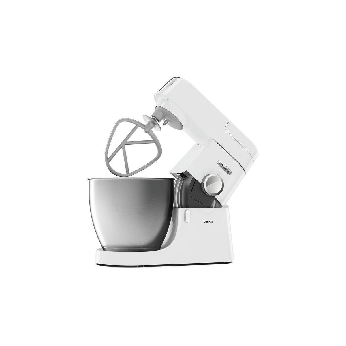 Ein weißer Kenwood Chef XL Küchenmixer. Er hat eine silberne Schüssel und einen grauen Schläger. Der Mixer steht auf weißem Hintergrund.