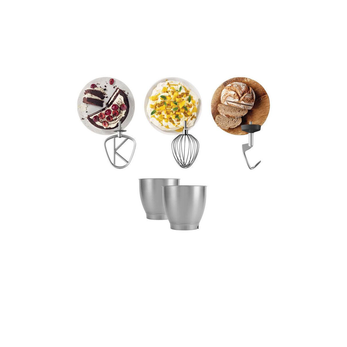 Das Bild zeigt Backutensilien und Zutaten: Kuchen, Sahne, Brot, Mixeraufsätze und zwei silberne Schüsseln, vor weißem Hintergrund.