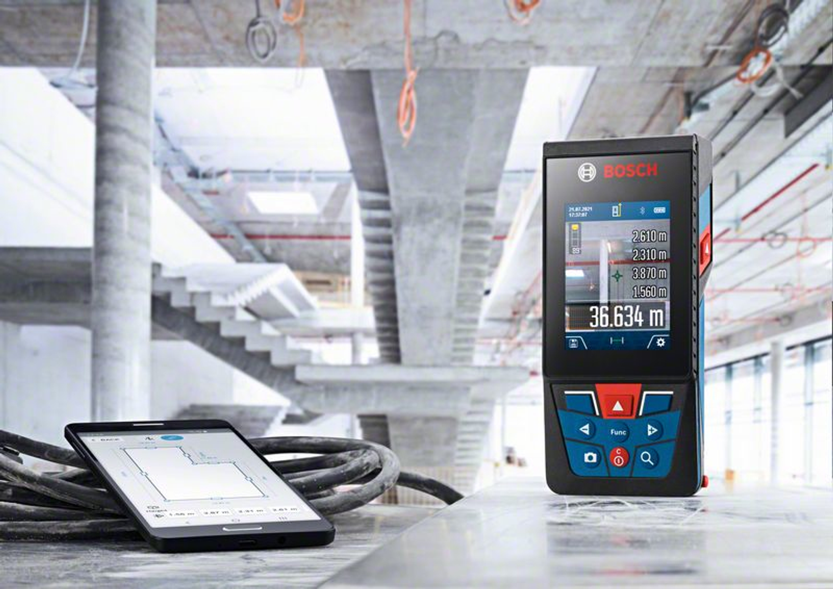 Un misuratore laser Bosch e un tablet in un cantiere. Il misuratore mostra una distanza di 36,634 m.