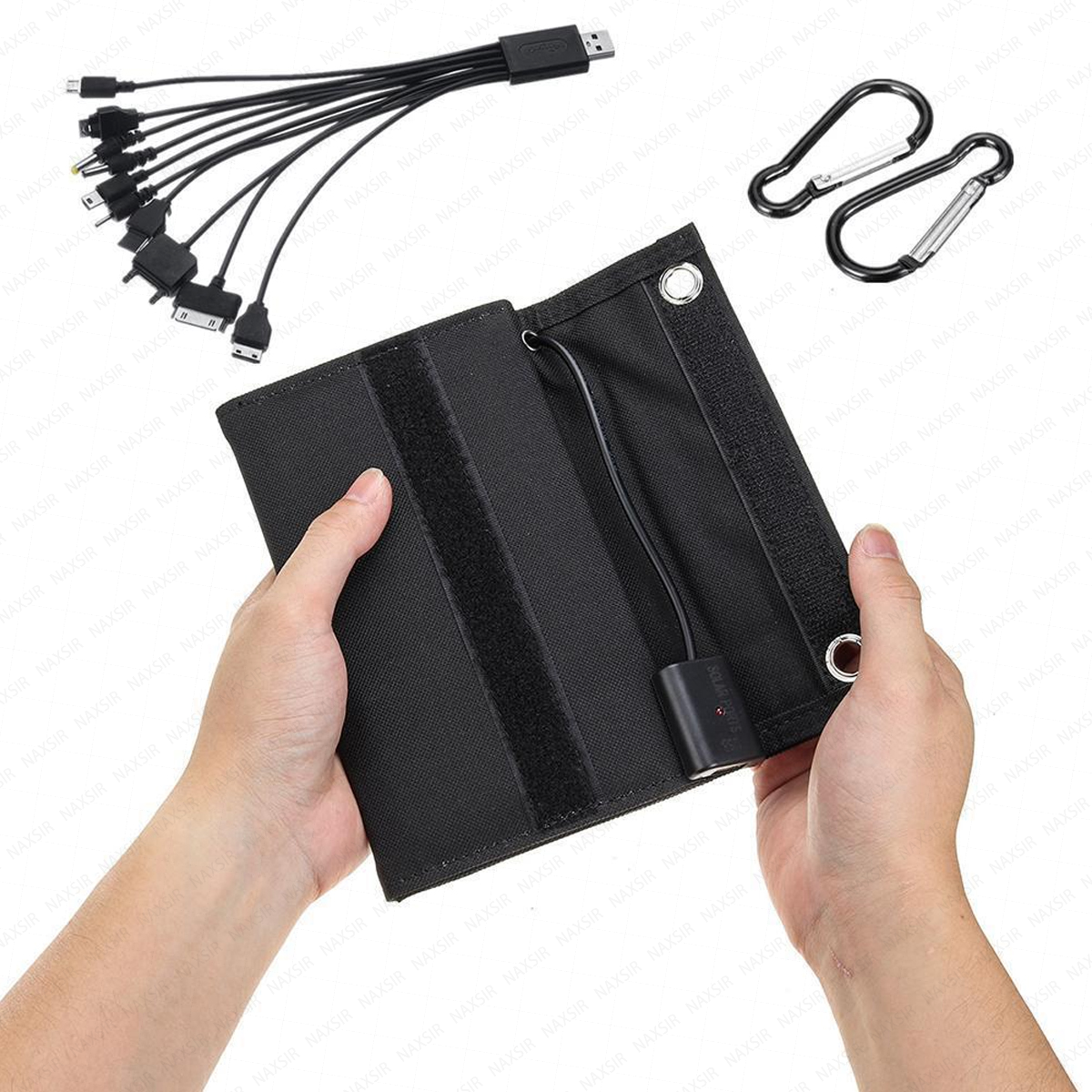 Hände halten ein schwarzes Solarpanel mit Ladegerät, USB-Kabeln und Karabinerhaken.