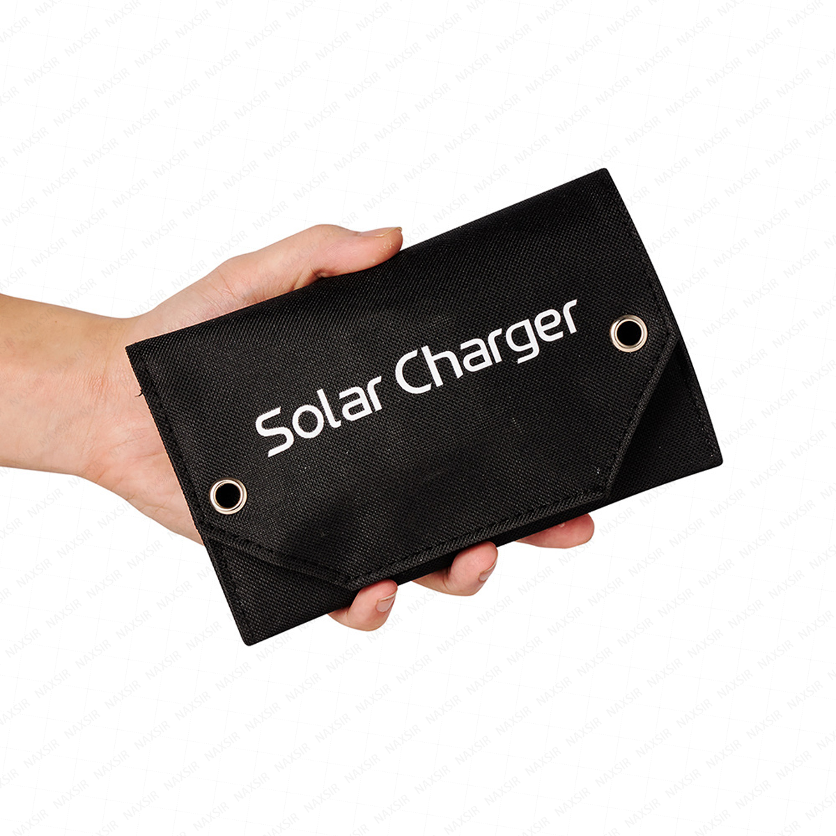Eine schwarze Solar-Ladegerät wird von einer Hand gehalten. Es hat weißen Text: 'Solar Charger'. Es hat zwei Metallösen.
