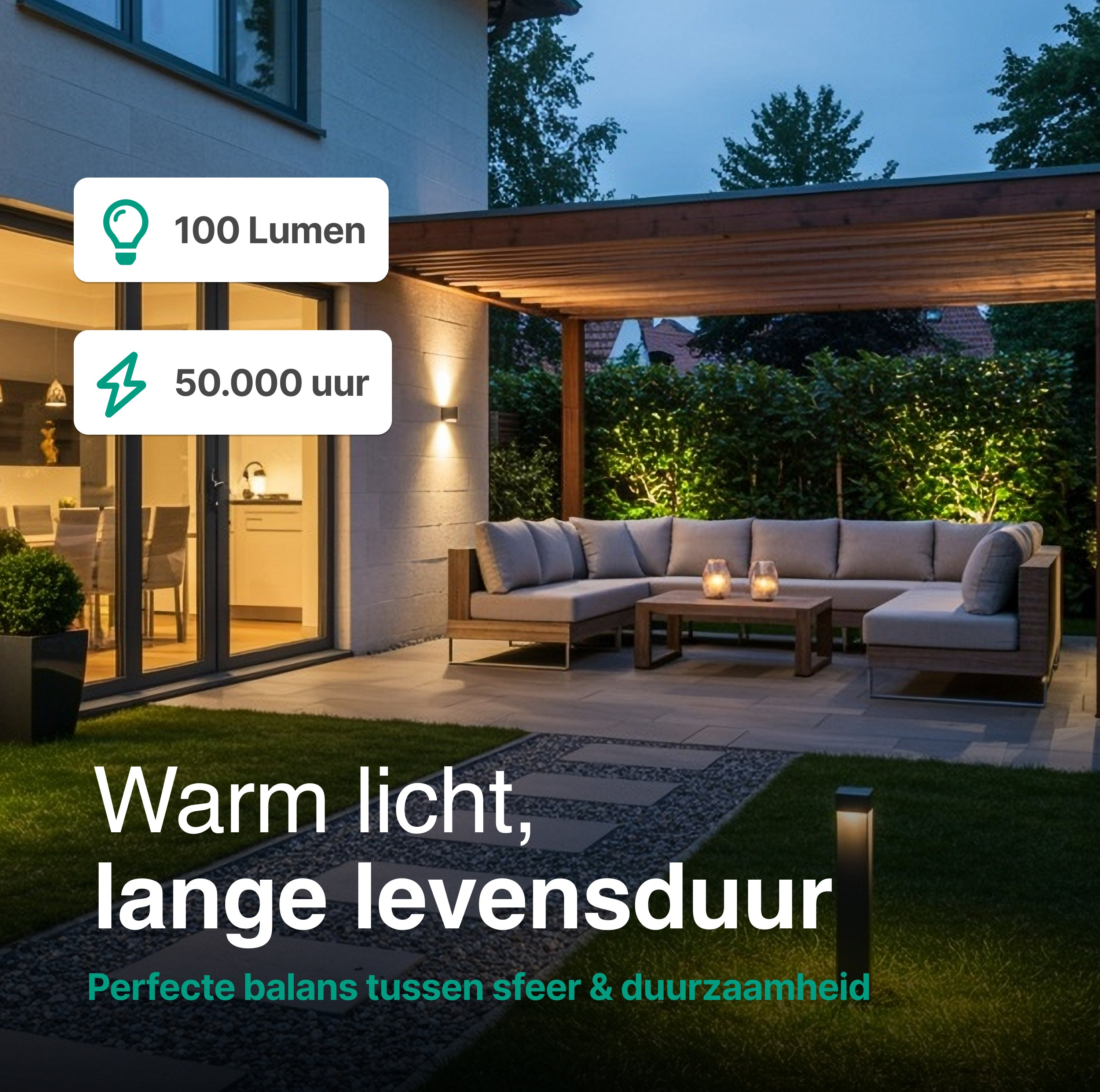 Buitenscène met verlichte terrasmeubels. Tekst: Warm licht, lange levensduur. 100 Lumen, 50.000 uur.