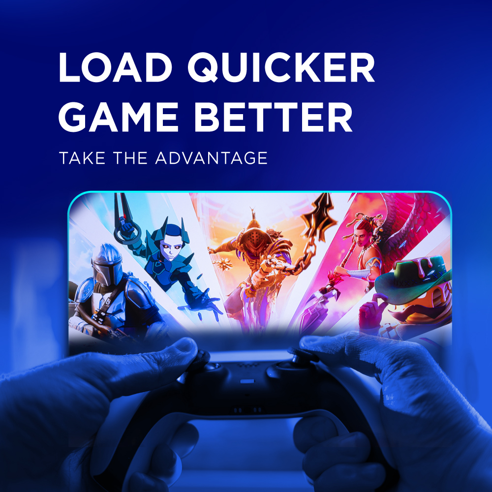 Mani che tengono un controller, schermo con personaggi di gioco. Testo: 'Load Quicker, Game Better, Take the Advantage'.