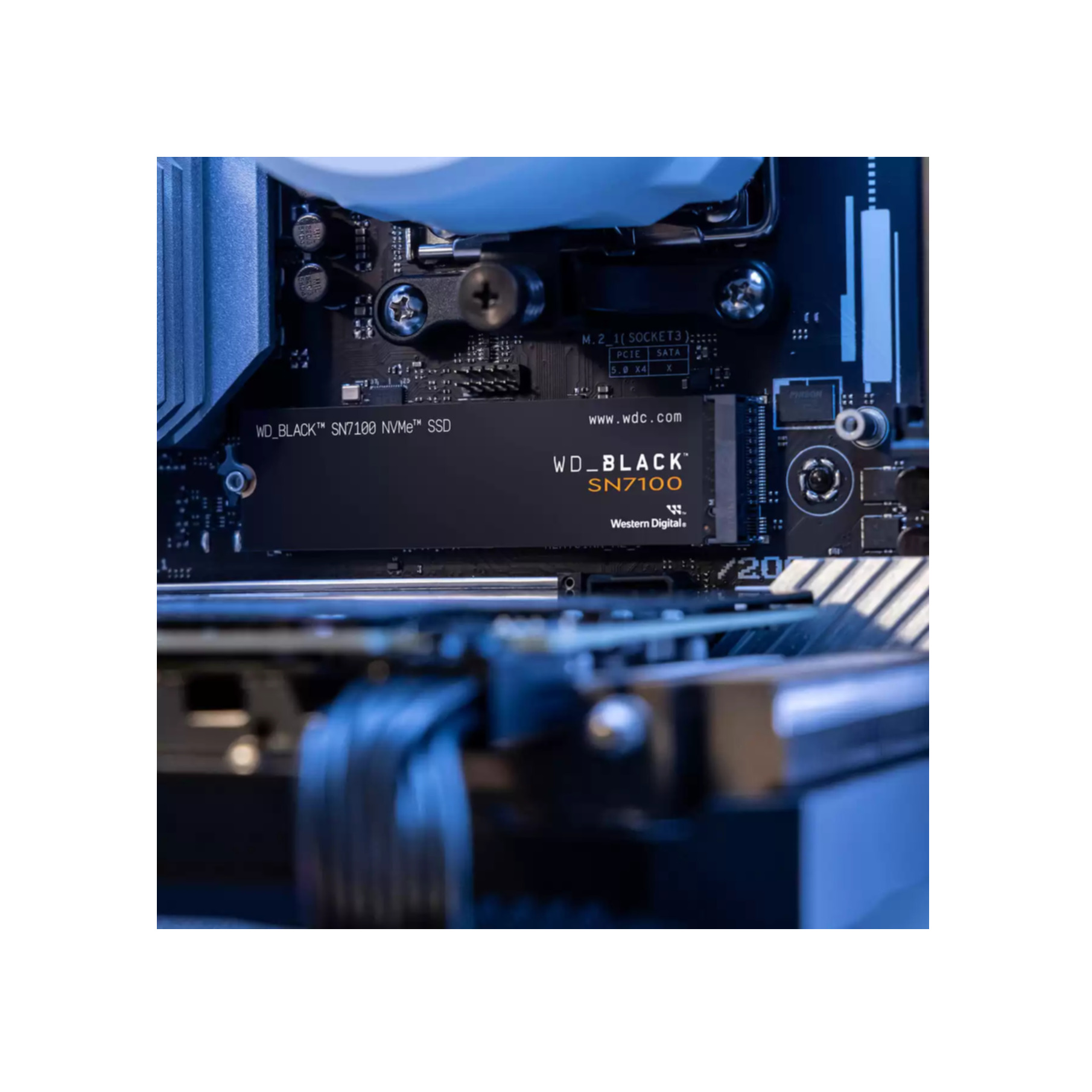 Dysk SSD NVMe WD_BLACK SN7100 zainstalowany na płycie głównej komputera. Zawiera wentylator i inne elementy.