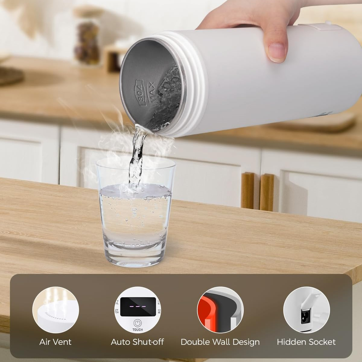 Eine Person gießt Wasser aus einer weißen Thermoskanne in ein Glas. Das Bild zeigt Merkmale: Luftauslass, automatische Abschaltung, Doppelwanddesign und versteckte Steckdose.