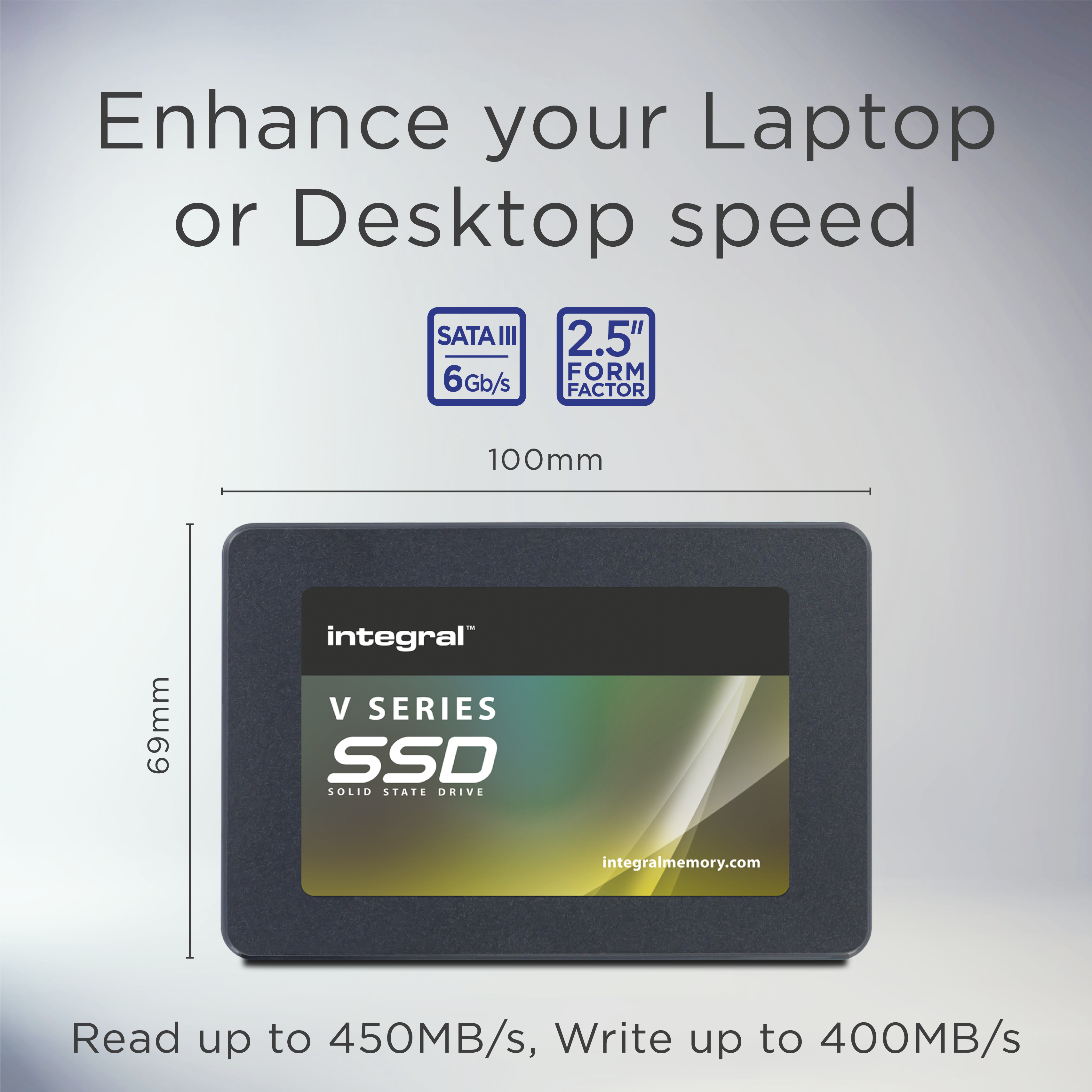 Eine SSD-Festplatte mit SATA III-Spezifikationen. Text erwähnt Lese-/Schreibgeschwindigkeiten und 2,5-Zoll-Formfaktor.