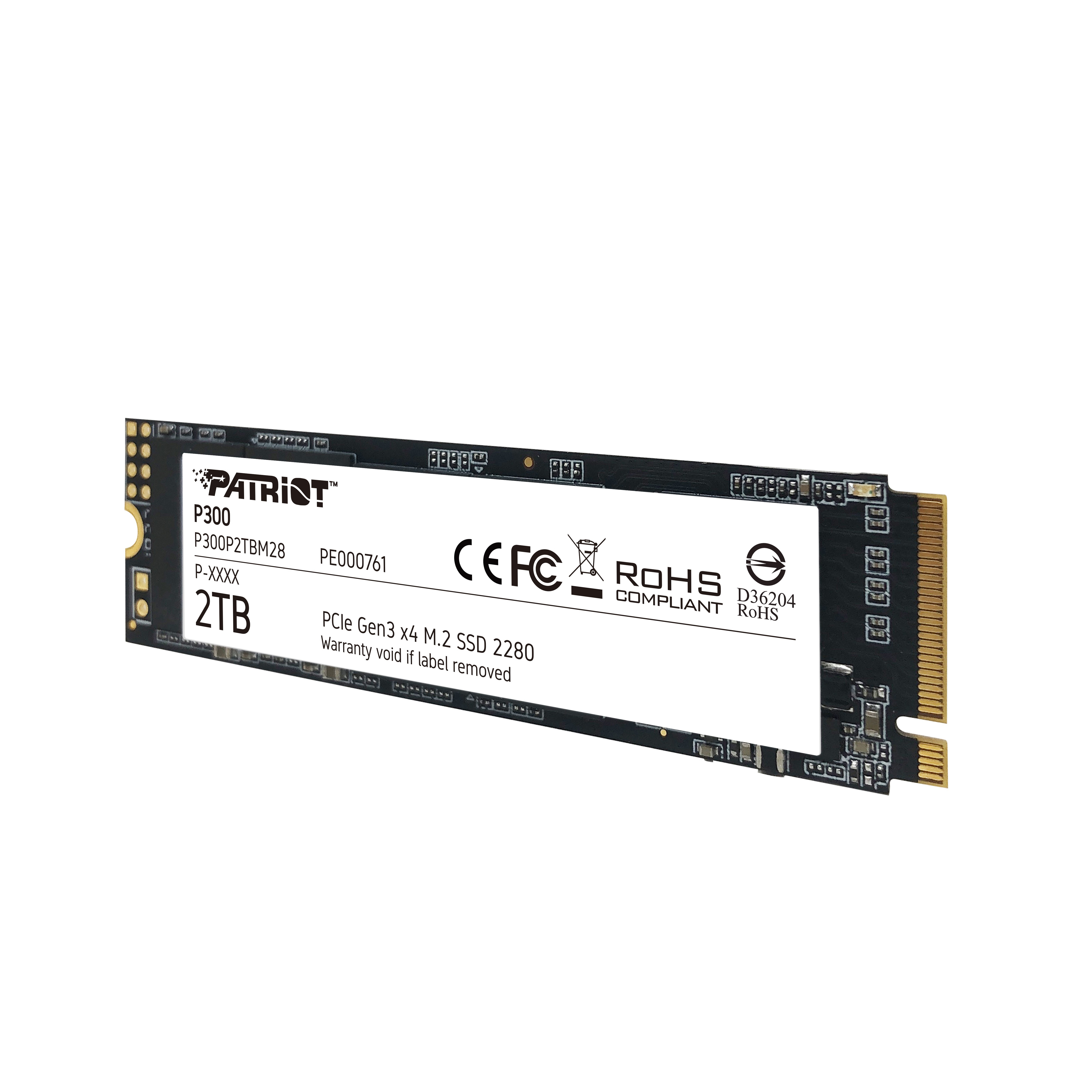 Un SSD Patriot P300 da 2TB su sfondo bianco. Ha un PCB nero con testo bianco. L'SSD è etichettato con specifiche.