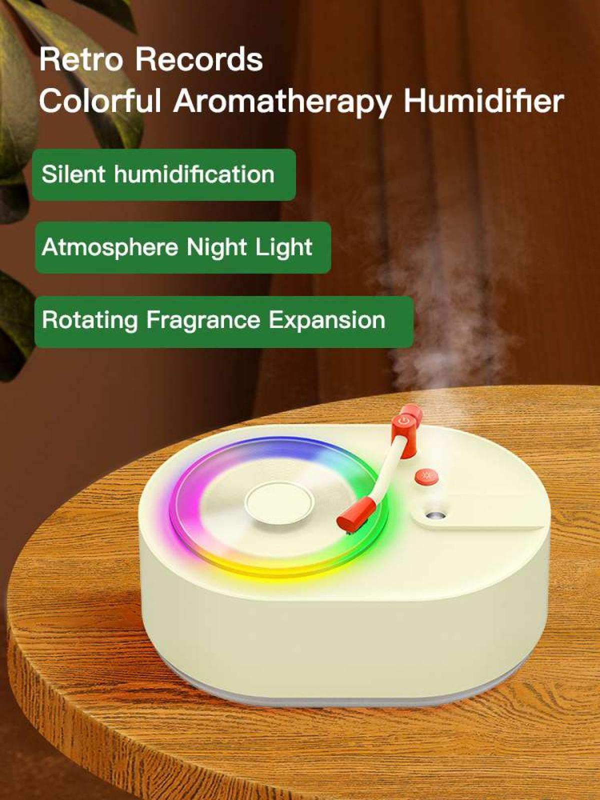 Aromatherapie-Luftbefeuchter mit bunten Lichtern auf einem Holztisch. Er hat ein Retro-Plattenspieler-Design.
