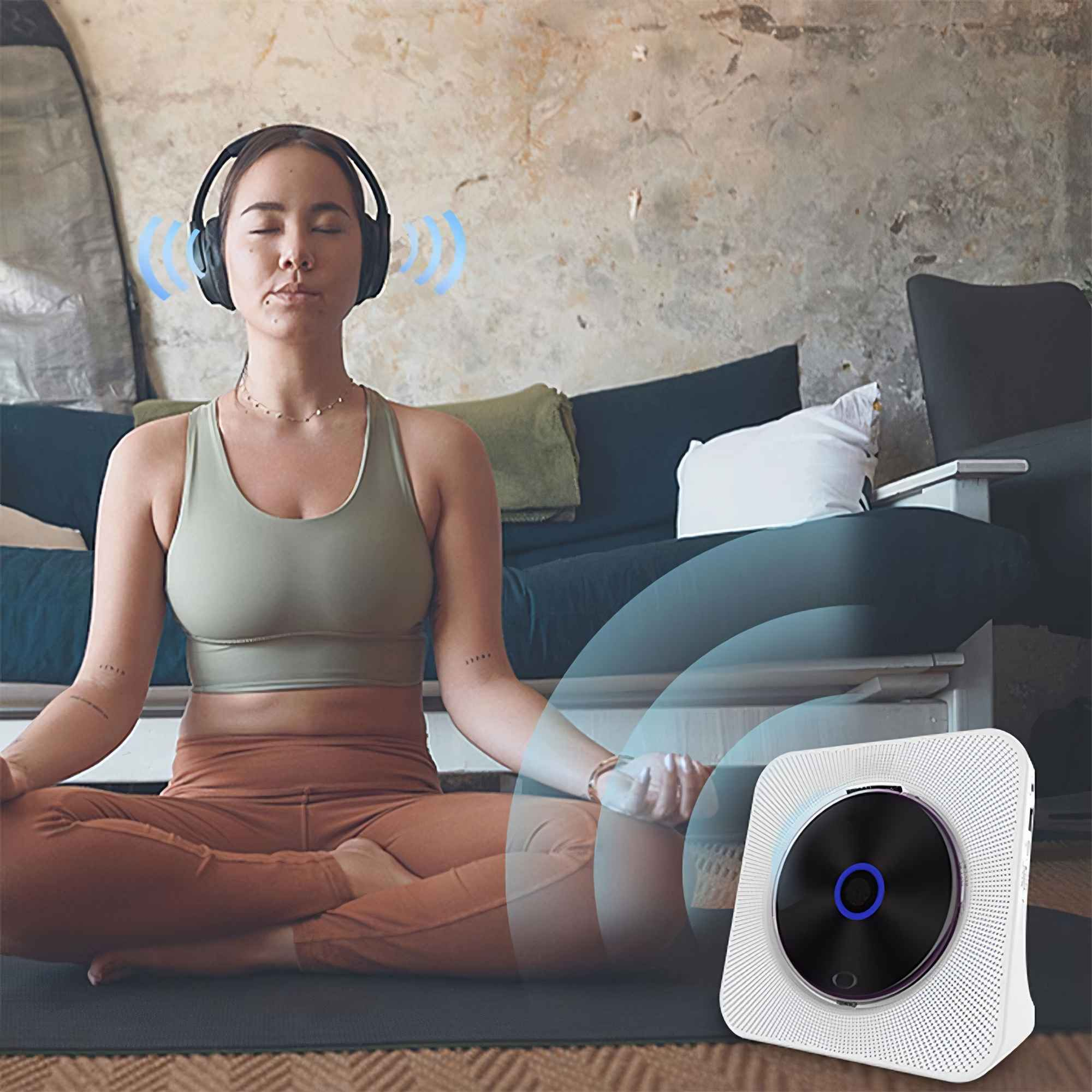 Frau meditiert mit Kopfhörern, hellblaue Wellen. Weißer CD-Player rechts. Dunkler Couch-Hintergrund.