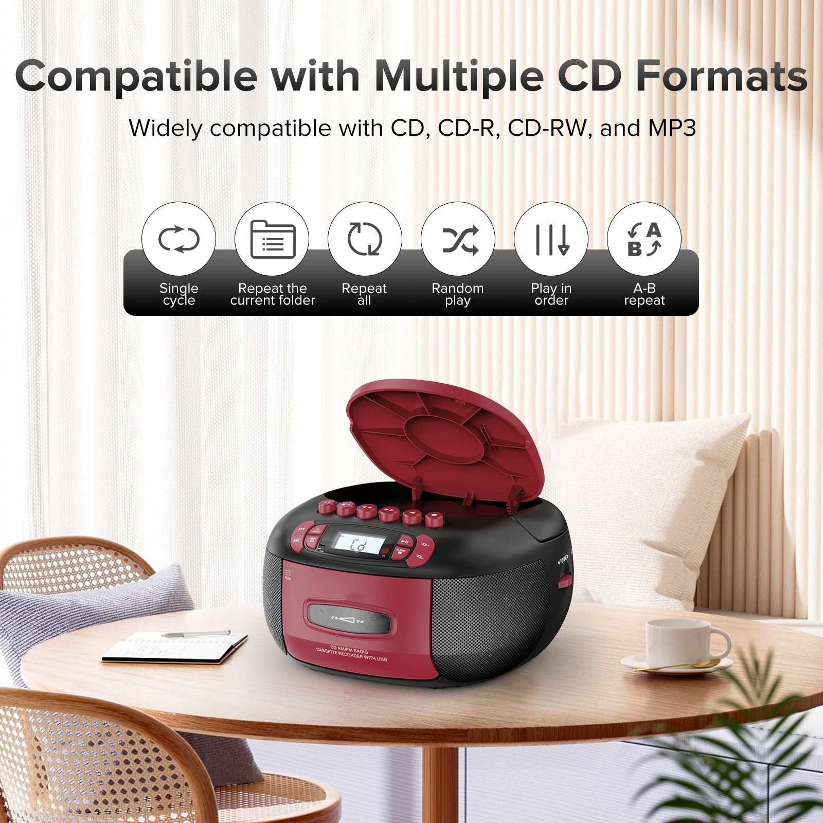 Ein rot-schwarzer CD-Player mit offenem Deckel. Er steht auf einem Holztisch mit einer Tasse und einem Notizblock.