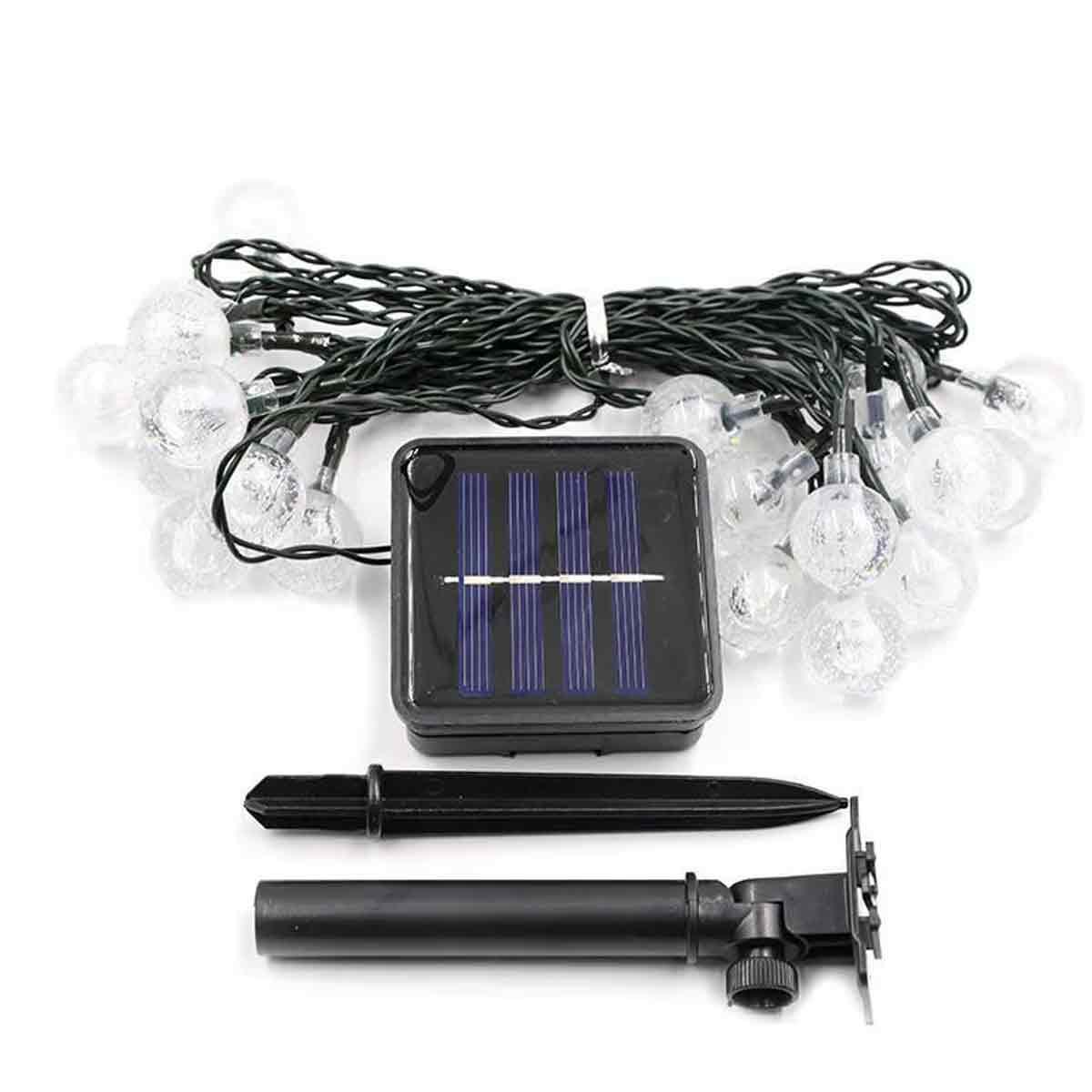 Solarbetriebene Lichterkette mit klaren, runden Glühbirnen. Enthält ein Solarpanel, einen Pfahl und Montagezubehör, alles auf weißem Hintergrund.