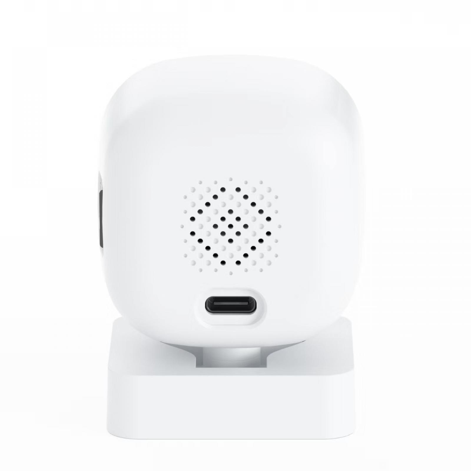 Eine weiße Überwachungskamera auf weißer Basis. Sie hat einen Lautsprecher und einen USB-C-Anschluss. Der Hintergrund ist weiß.