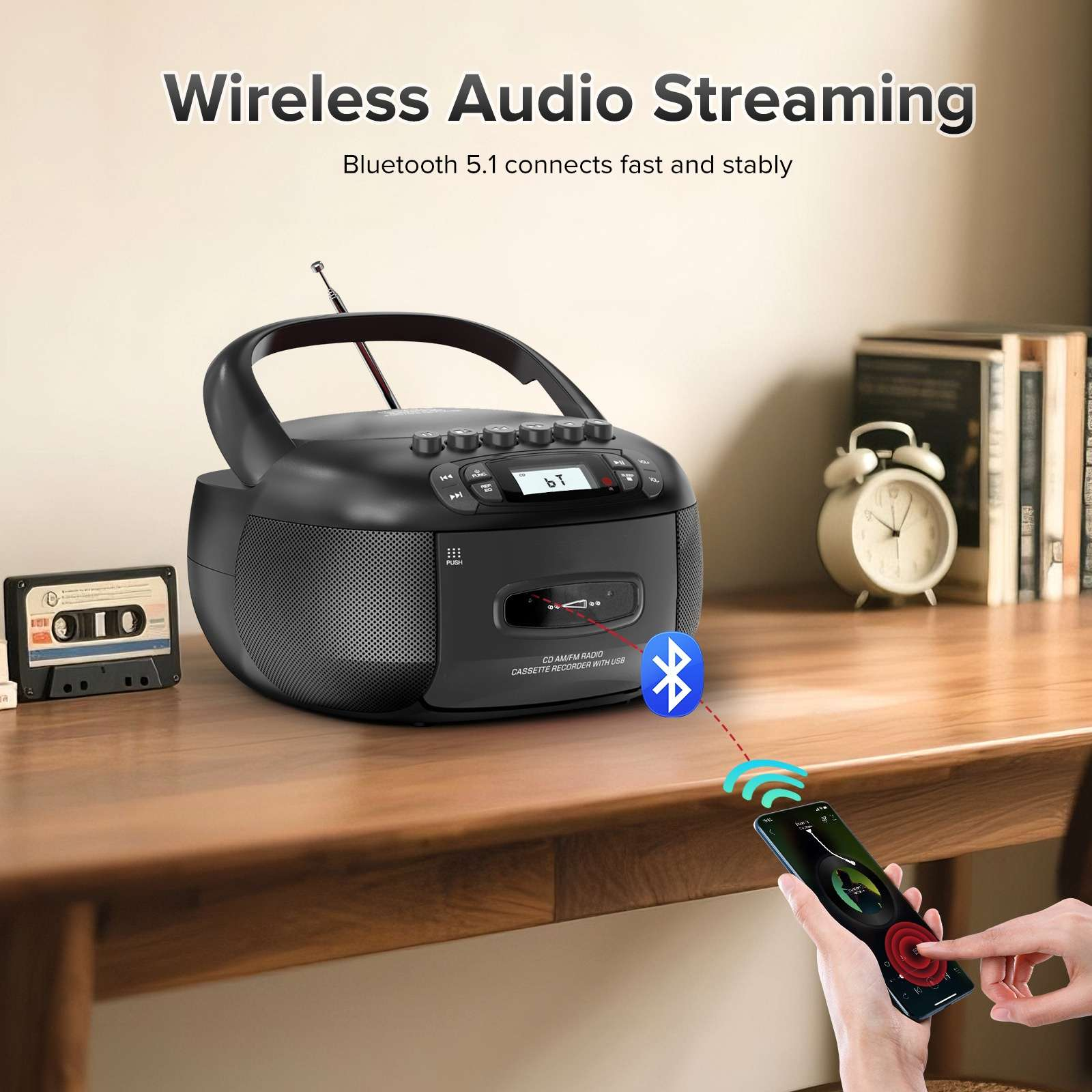 Schwarzes Radio mit Griff, Kassettenspieler und Bluetooth. Ein Telefon verbindet sich via Bluetooth. Eine Kassette und eine Uhr sind sichtbar.
