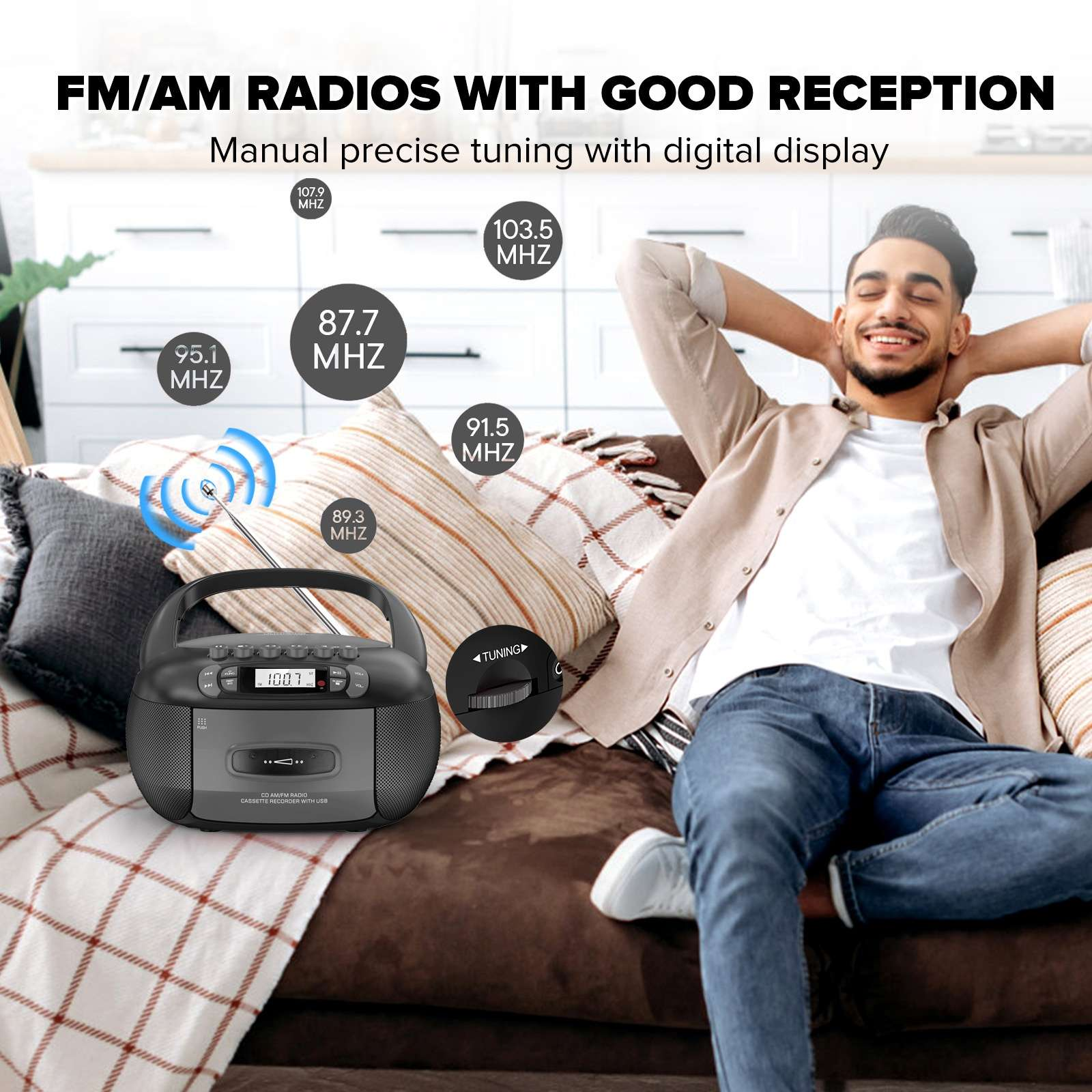 Ein Mann entspannt sich auf einem Sofa mit einem Radio. Das Radio zeigt eine Frequenz an. Das Bild wirbt für UKW/MW-Radios mit gutem Empfang.
